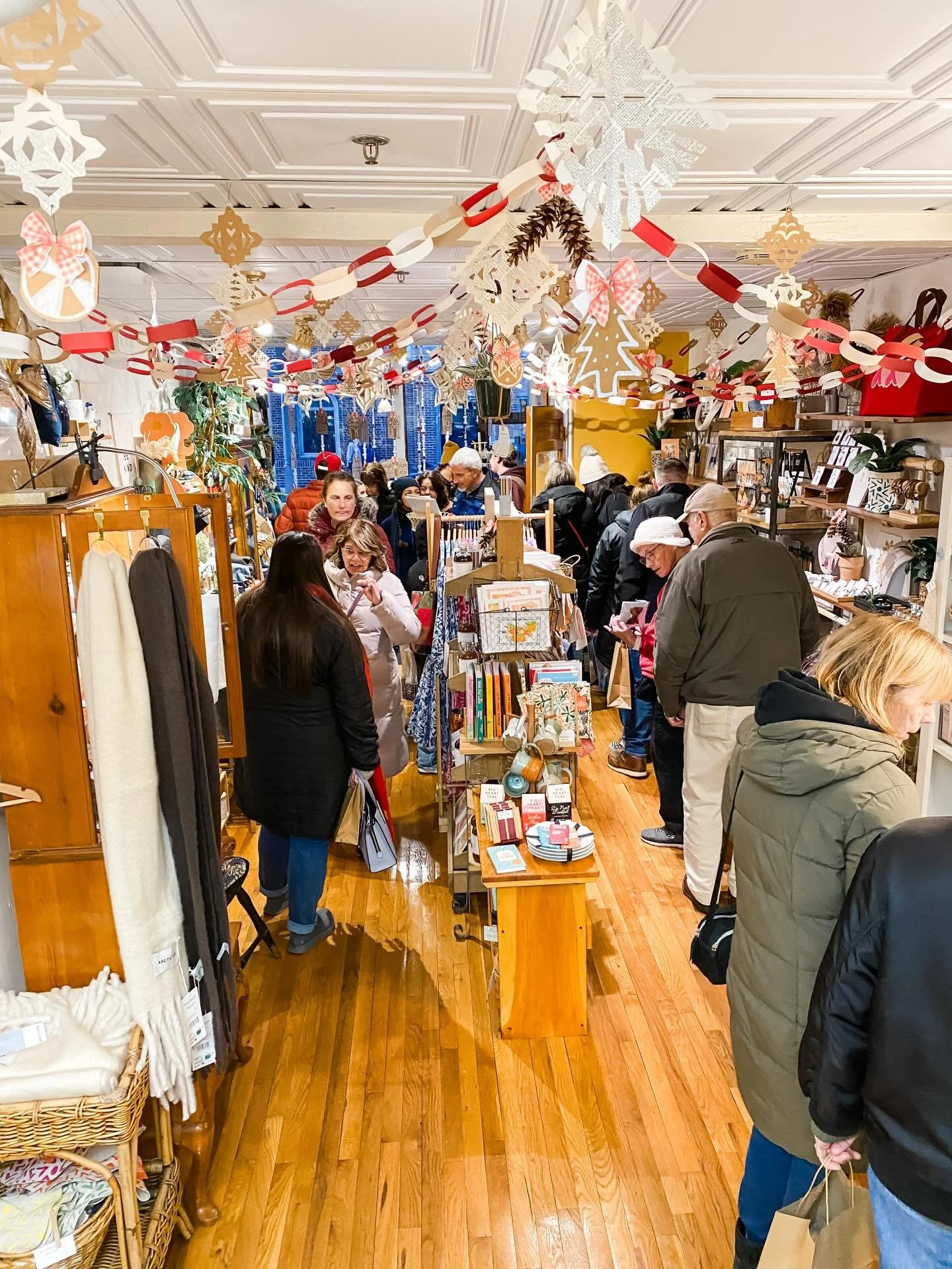 Wow! What a night ✨👏 Let&rsquo;s break it down -

* Holiday Stroll
* 3pm - 7pm
* Store foot traffic, +\- 250 It was literally waves of people for the duration 
* Transactions up 58% over last Saturday which was Small Business Saturday 🤩 
* Served +