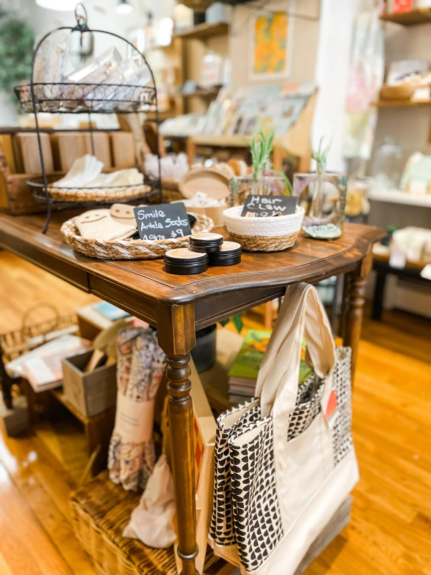 And just like that&hellip;it feels like a brand new shop ❤️

I&rsquo;m so pleased with how the &ldquo;feels&rdquo; - new fixtures placement for 90% of the shop and new shelf locations for merchandise.

There are now two floating tables down the middl