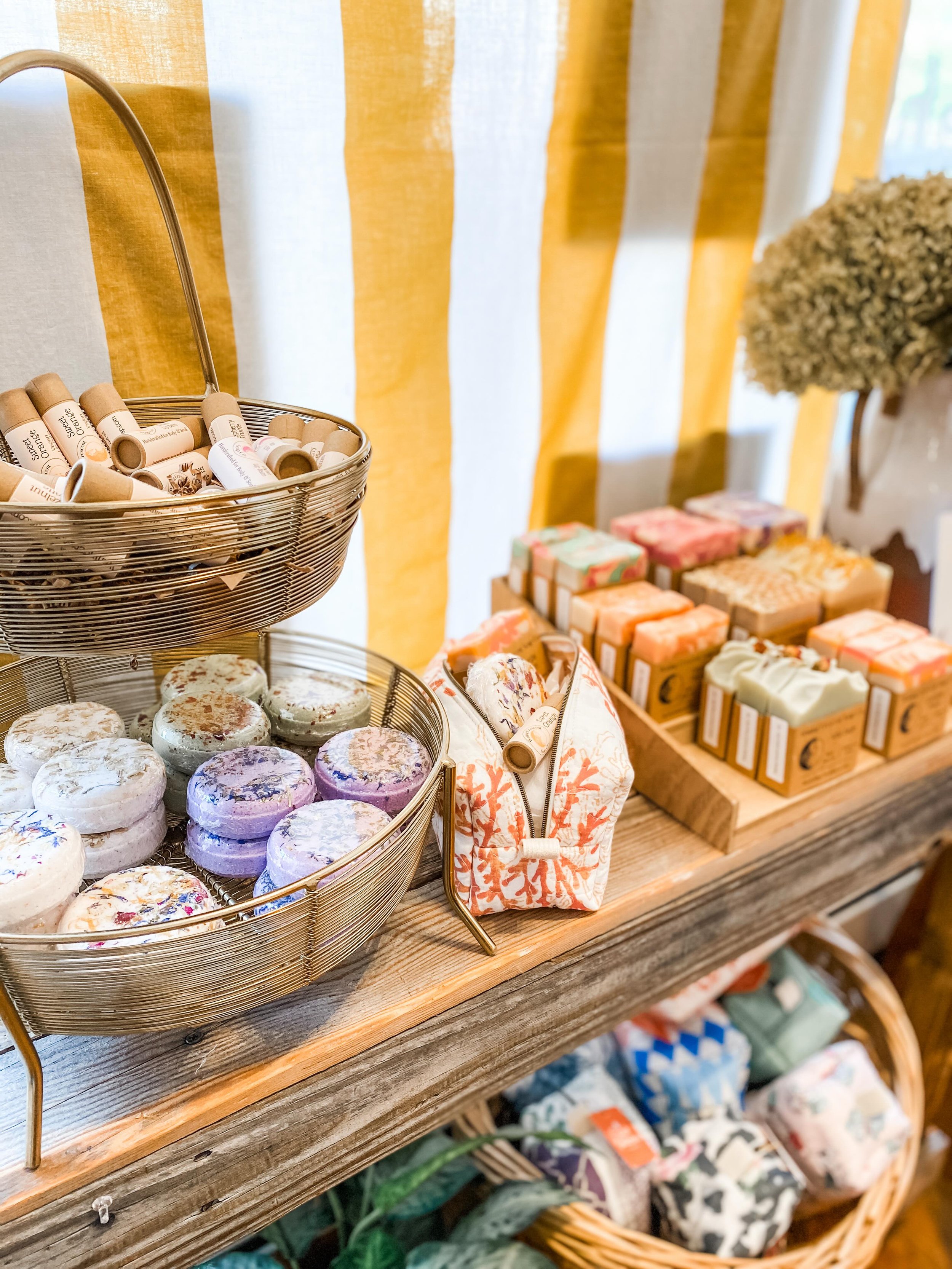 Mother&rsquo;s Day Bliss Bag ✨✨✨ 

The bar is open!! Grab a quilted zipper bag and fill it with your choice of soap, bath bomb and lip balm. This is a simple yet super thoughtful gift for mom (or anyone) All this for only $40

Shower mom with the gif