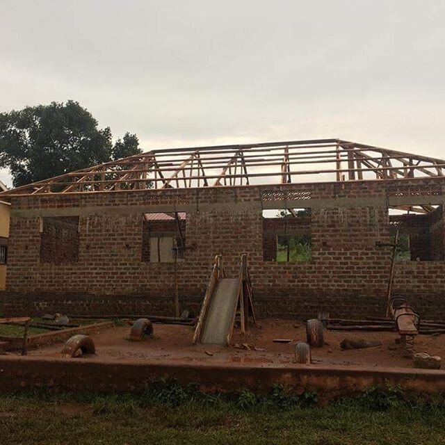 The roof has started on the nursery section at mirembe school!

If you would like to give to help continue building go to:
https://www.sonriseministriesinc.org/new-mir-cottage
(Note- for school construction)

#MirembeCSchool