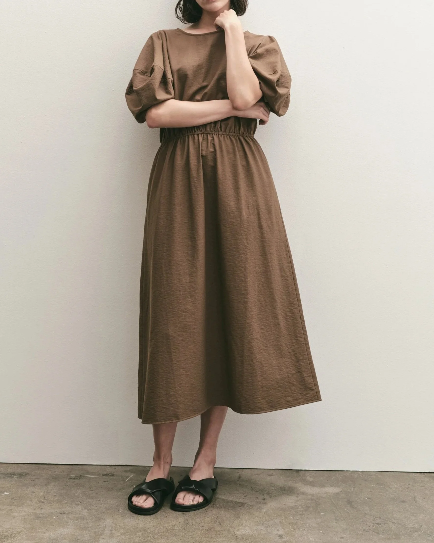 BALLOON SLEEVE MIDI DRESS - BROWN