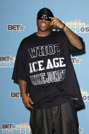  https://upload.wikimedia.org/wikipedia/commons/f/f4/Mike_Jones_BET_Awards_05_ICE_AGE_SHIRT.jpg 