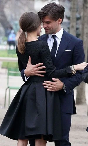 They are a beautiful couple, this is a classic Parisian look (and every girls' dream) 