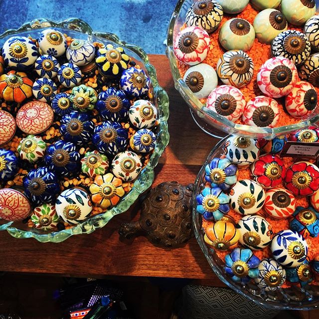 😍 hellooooooooooooooooooo, knobs!
.
.
.
.
#2yokedesign #indiandecor #handmade #knobs #colormehappy #ceramicknobs #stampedmetal #colorful #indiancolors @hillstationofashland