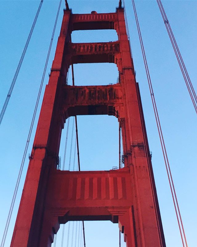 Feasting our eyes on this classic beauty as we bring in the New Year: 2019!
.
.
.
.
#goldengatebridge #sanfrancisco #californiadreaming #steelconstruction #ladyinred #legsfordays #nicestems