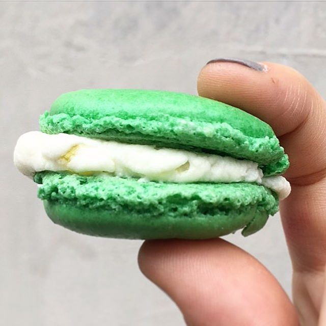 @sweetbuttonsdesserts's pickle macaron takes the cake (macaron?) for weirdest/yummiest treat at #LESPickleDay! 🥒👍🏼