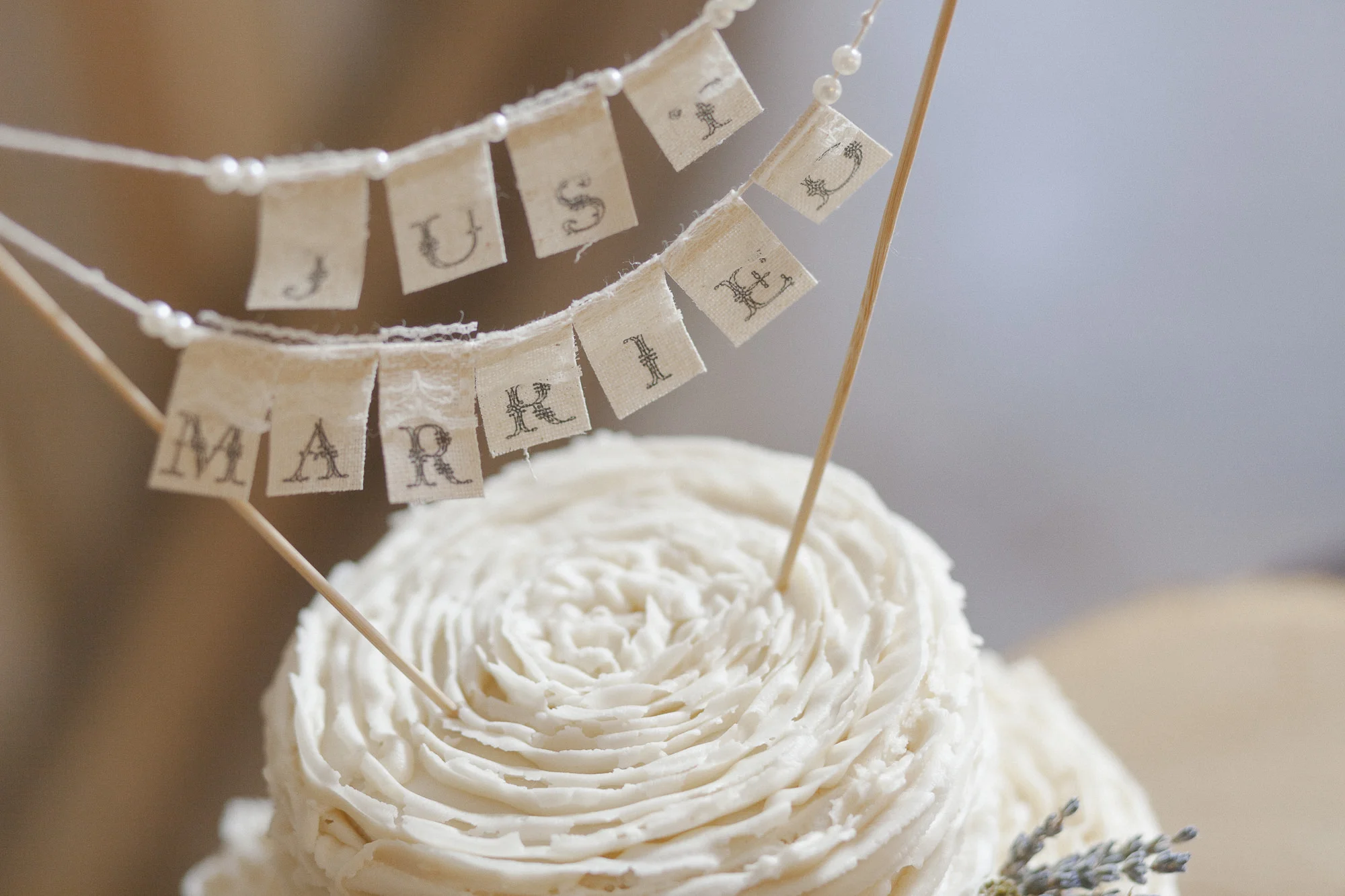 custom wedding cake ruffle