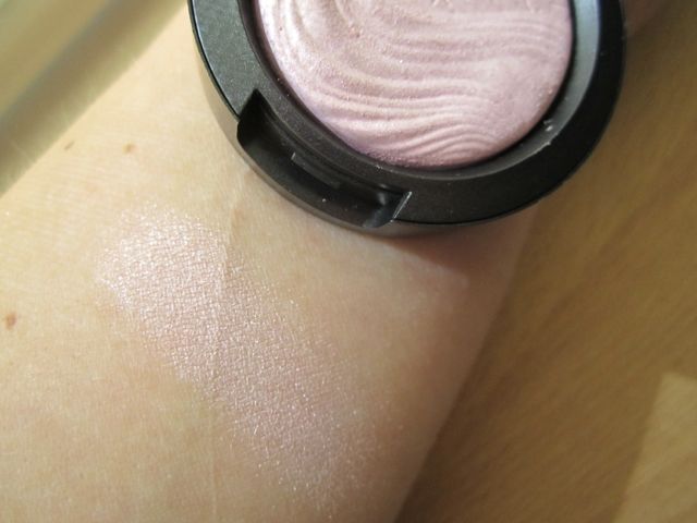 MAC Young Venus swatch