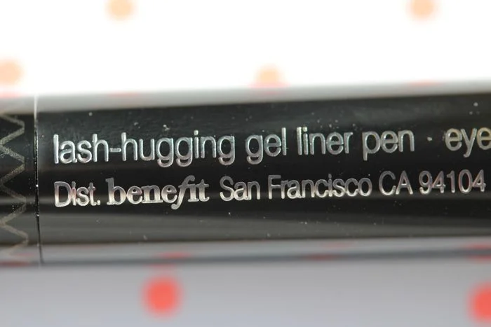 It does't really hug. More like graze gently by.