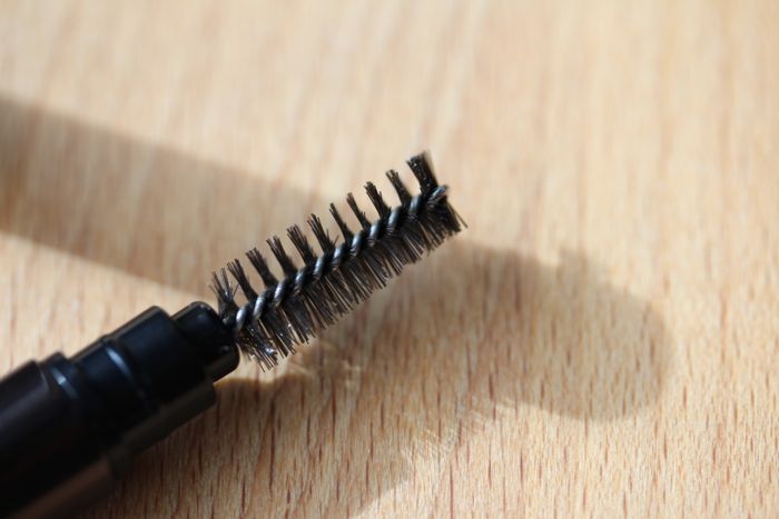 Built-in spooley brush