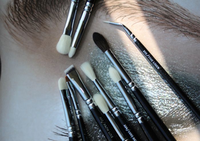 The eye brushes working clockwise from the top: Soft Definer, Pencil, Fine Liner, Crease, Petit Crease, Luxe Defined Crease, Luxe Soft Crease, Brow Line, Wing Liner and Smoky Shader