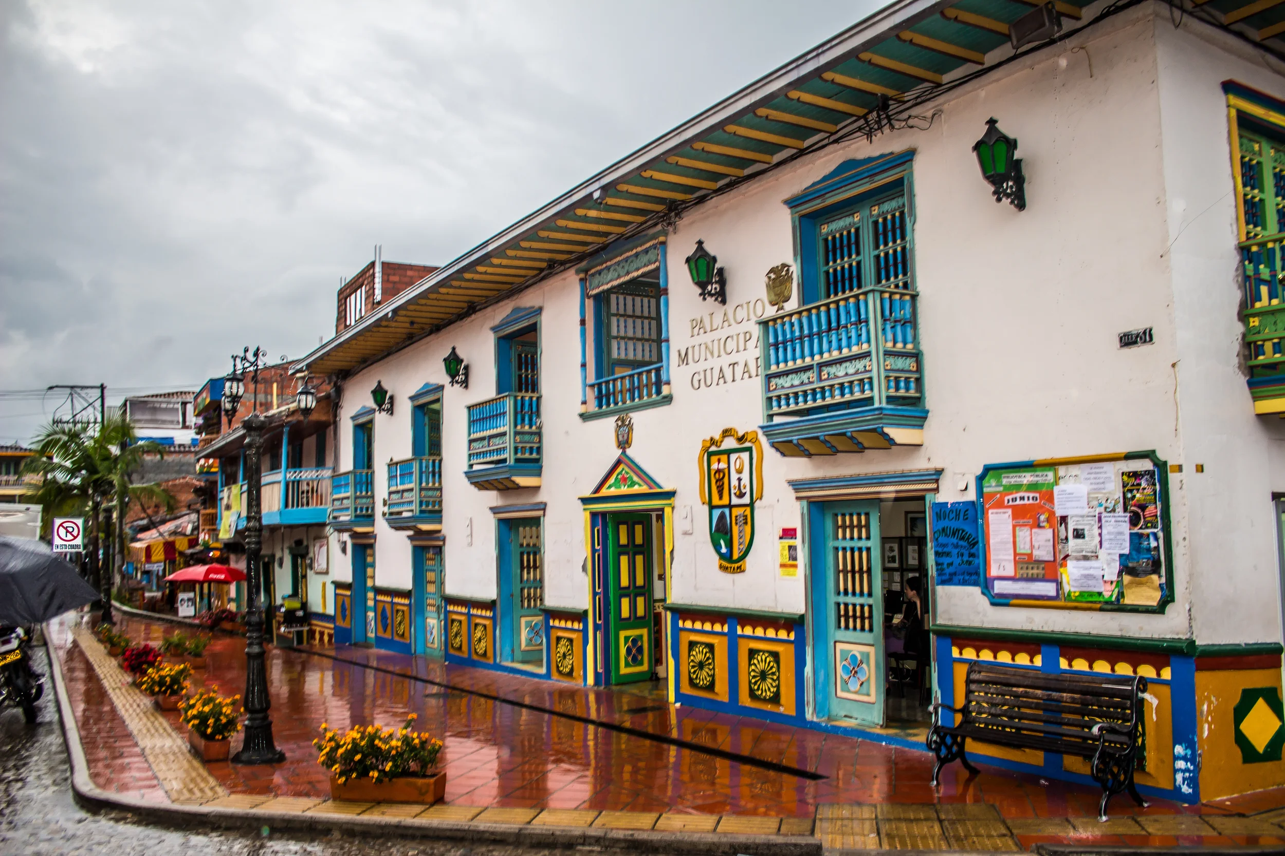 UN DIA LLUVIOSO EN GUATAPE, ANTIOQUIA, UN PUEBLITO A 90 MINUTOS DE MEDELLIN