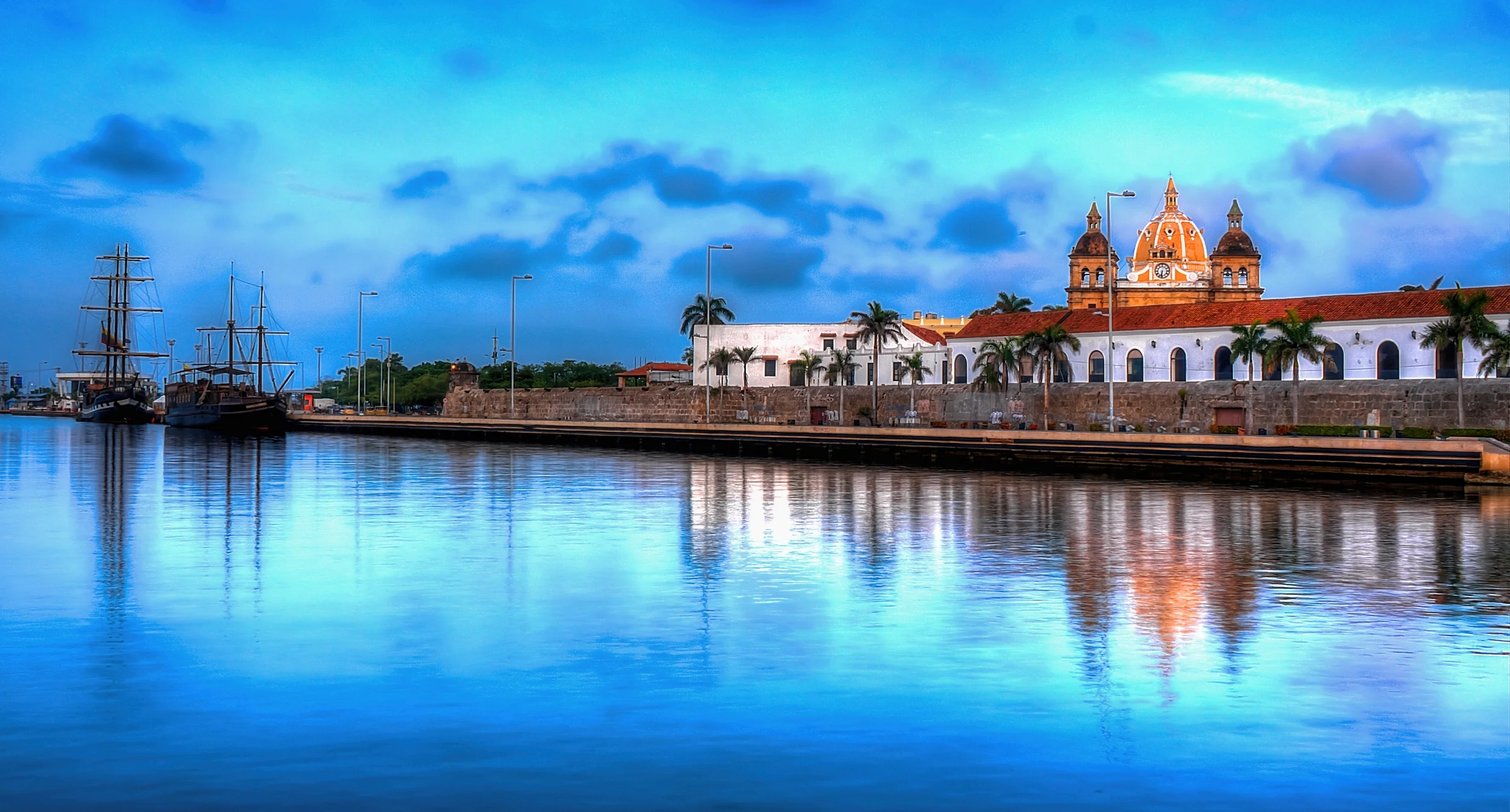 BLUEI WANTED TO TEST MY HDR PHOTOGRAPHY SO I WAKED UP SO EARLY AND WENT TO THE OLD TOWN IN CARTAGENA. I WAS AMAZED BY THE FINAL RESULTAS AND I JUST LOVED HAVING THE WHOLE CITY JUST FOR MYSELFAZULESTA FOTO LA TOMA BIEN DE MAÑANITA EN CARTAGENA. ME DE…
