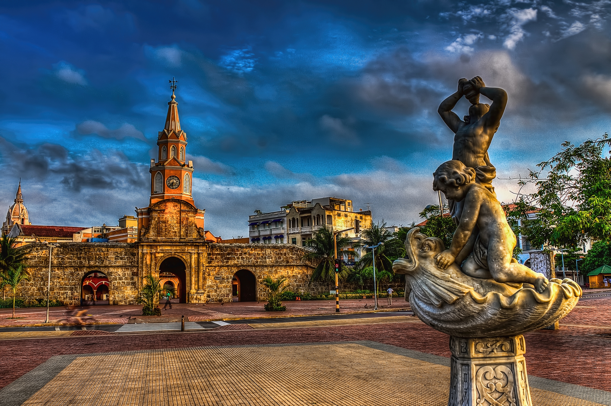 YELLOWTHIS IS A SPOT INFRONT TO THE ENTRENCE TO ONE OF THE MAIN PLAZAS OF OLD CARTAGENA &nbsp;IT IS THE TORRE DEL RELOJ, I JUST LOVED THE GOLDEN GLOW THAT THE SUNRIRE EMERGED OVER THE CITYAMARILLOESTA ES UNA FOTO TOMADA EN LA ENTRADA A UNA DE LAS PL…