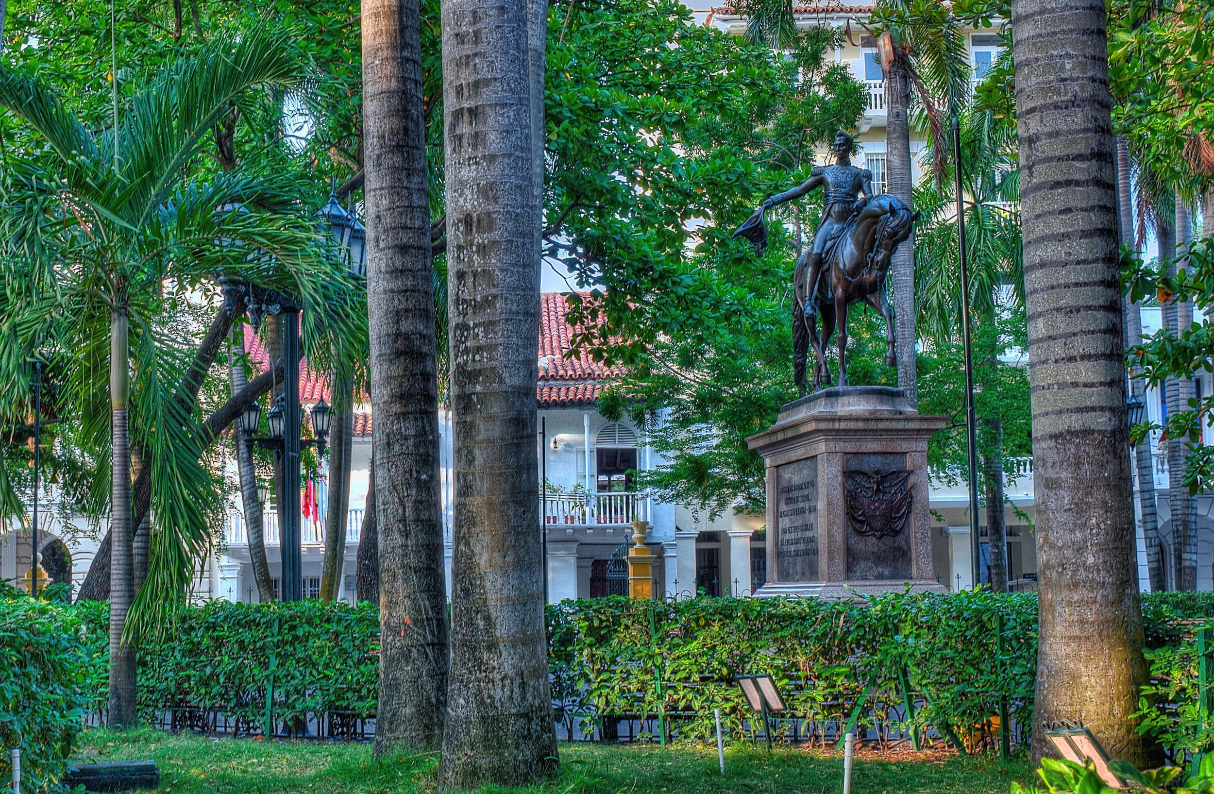 GREENTHIS PICTURE IS FROM THE PLAZA BOLIVAR IN CARTAGENA. A HILE AGO I SATRTED TO TAKE PICTUIRES OF PLAZA DE BOLIVAR IN DIFERENT CITIES ACROSS COLOMBIA. I JUST LOVE TO TAKE PICTURES OF STATUES. THEY ARE THE MOST PATIENT MODELS.&nbsp;VERDEESTA FOTO E…