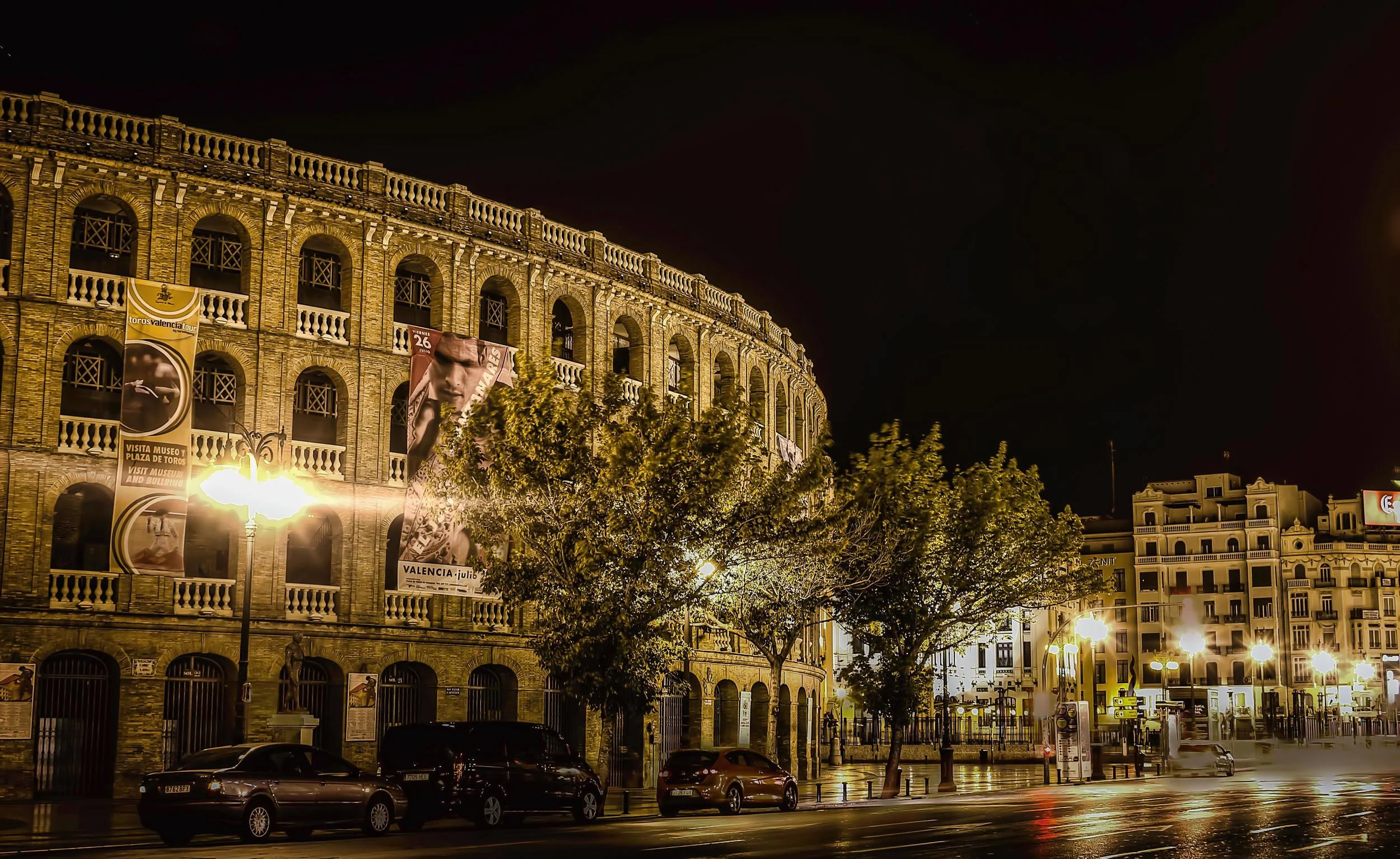LA PLAZA DE TORO DE VALENCIA. LASTIMA QUE NO PUDE CONOCERLA MAS DE FONDO. ME HUBIESE ENCANTADO PODER VER UN ESPECTACULO ADENCTRO. UN CONCIERTO. NO SE SI AGUANTARIA UNA FAENA.&nbsp;