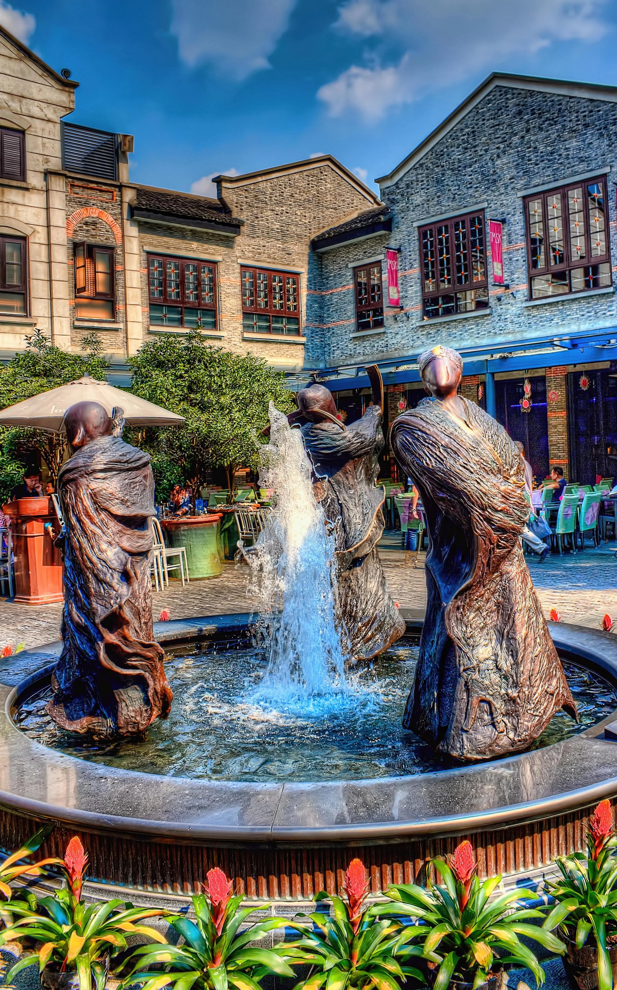 EN LA CONSECION FRANCESA ENCONTRAMOS ESTA ESTATUA EN LA MITAD DE UNA PLAZA DONDE HAY VARIOS RESTAURANTES. ME ENCANTO LA IMAGEN DE LOS MONJES GUERREROS . AMI ME ENCANTA TOMAR FOTOS A LAS ESTATUAS Y MAS AUN SI EMBOCAN LA ESENCIA DE UN LUGAR.
