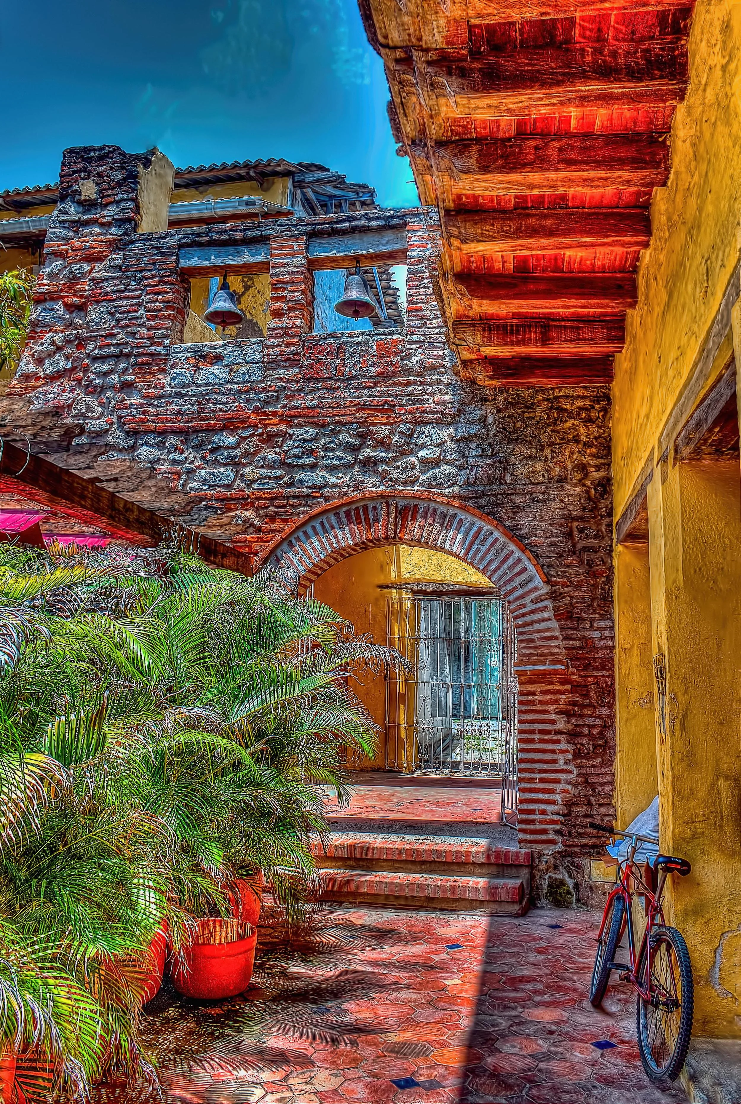 Callejón dentro de una casa vieja en el centro de Cartagena