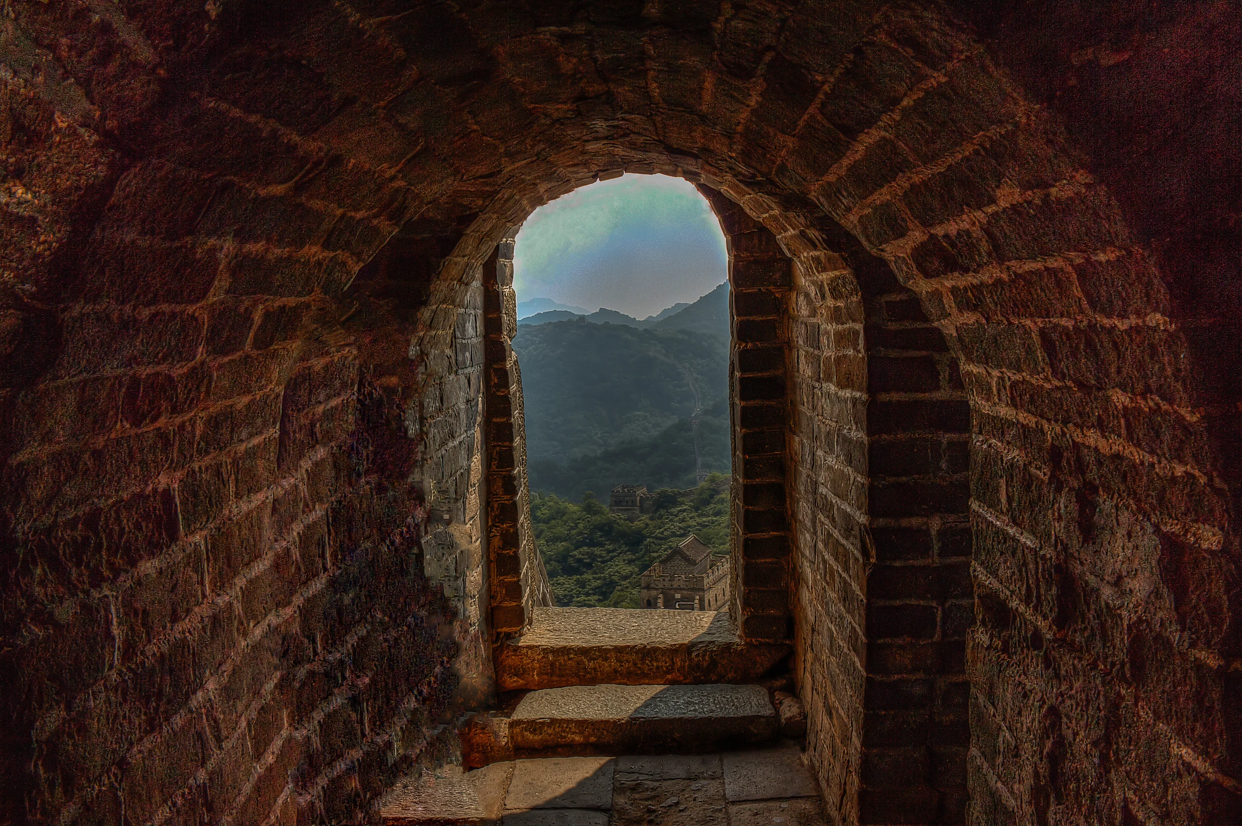 ESTA ES UNA FOTO TOMADA EN LA GRAN MURALLA EN CHINA. SE TOMO DESDE UNA DE LAS VENTANAS. ME ENCANTA LO QUE HACE EL HDR TE ALCANZA A COLOCAR TOMO. SI LO HICIERA CON UNA SOLA TOMA NO LOGRARÍA EXPONER LOS 2 AMBIENTE S