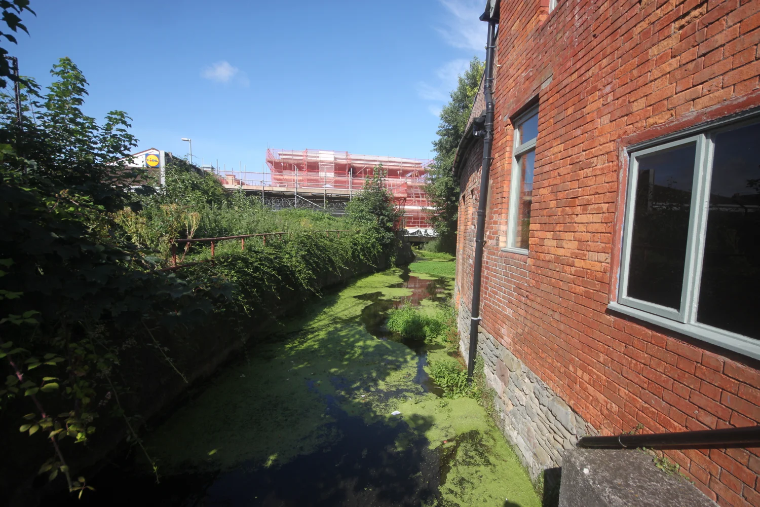 land yeo behind teatro lounge