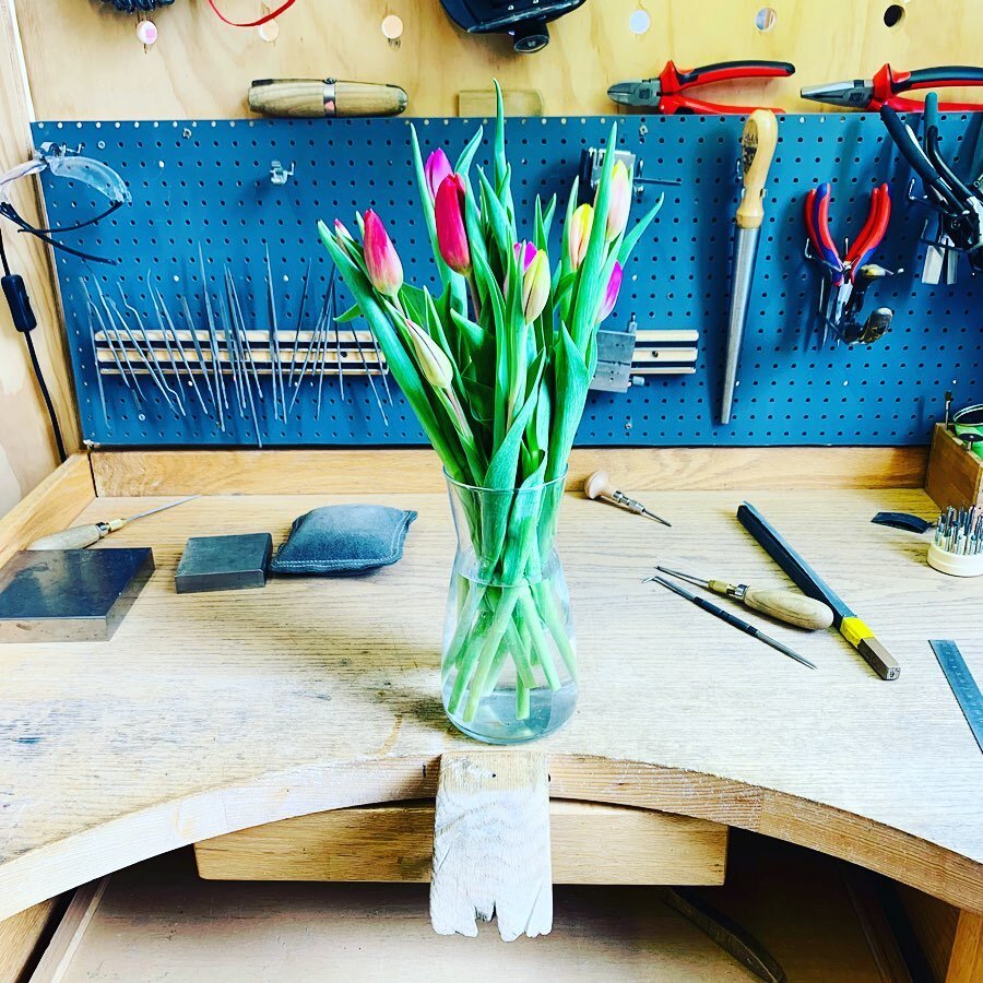 Look what a lovely client gave me! 💐

She approached me recently about a special gift for a friend abroad.  It was a bit last minute for a handmade piece, but doable. I carved out a little extra time and managed to make it with a few days to spare. 