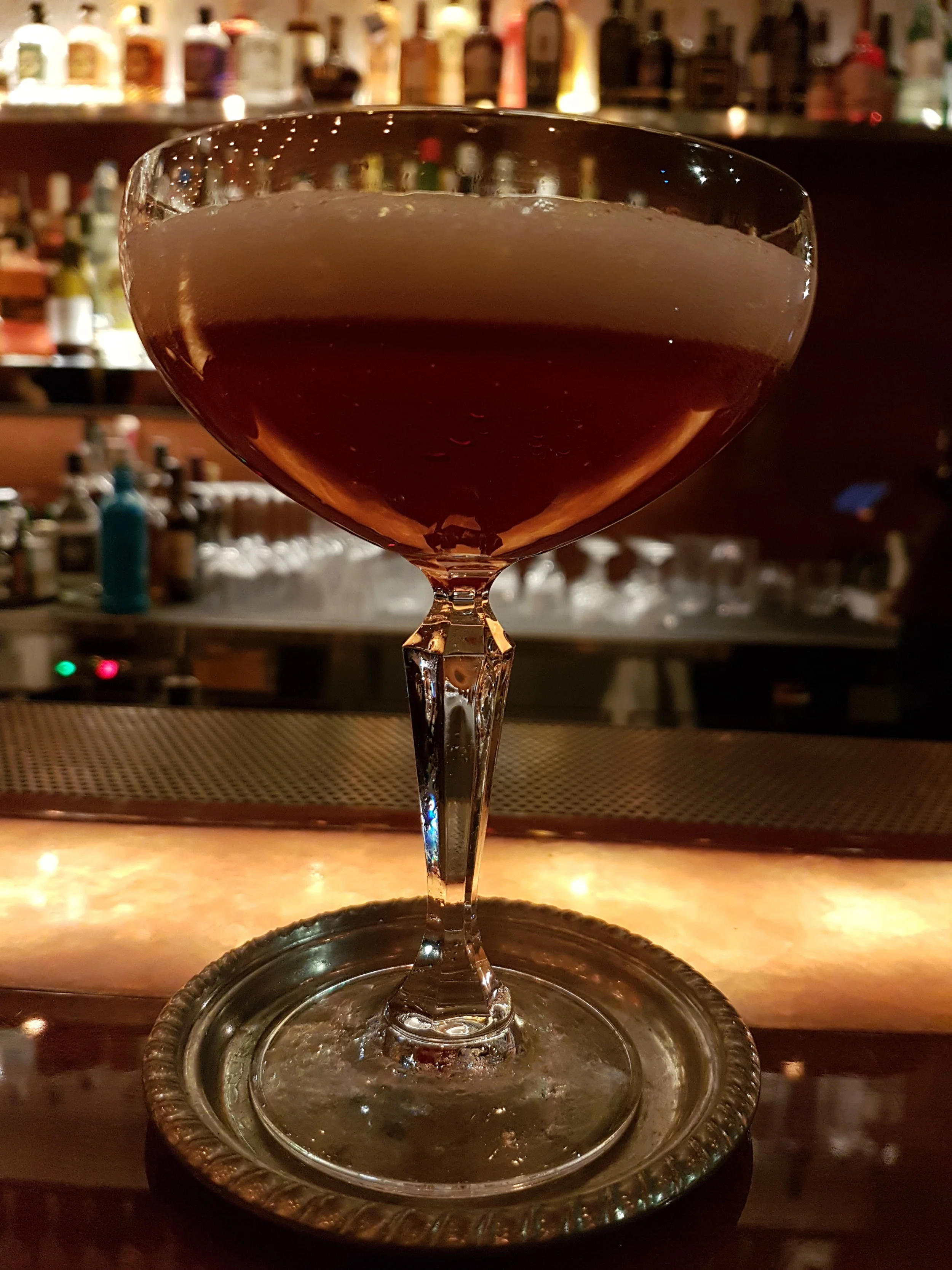 Doppelganger: Bulleit bourbon whiskey, sangue del Morlacco, vellutata di verbena, fava Tonka