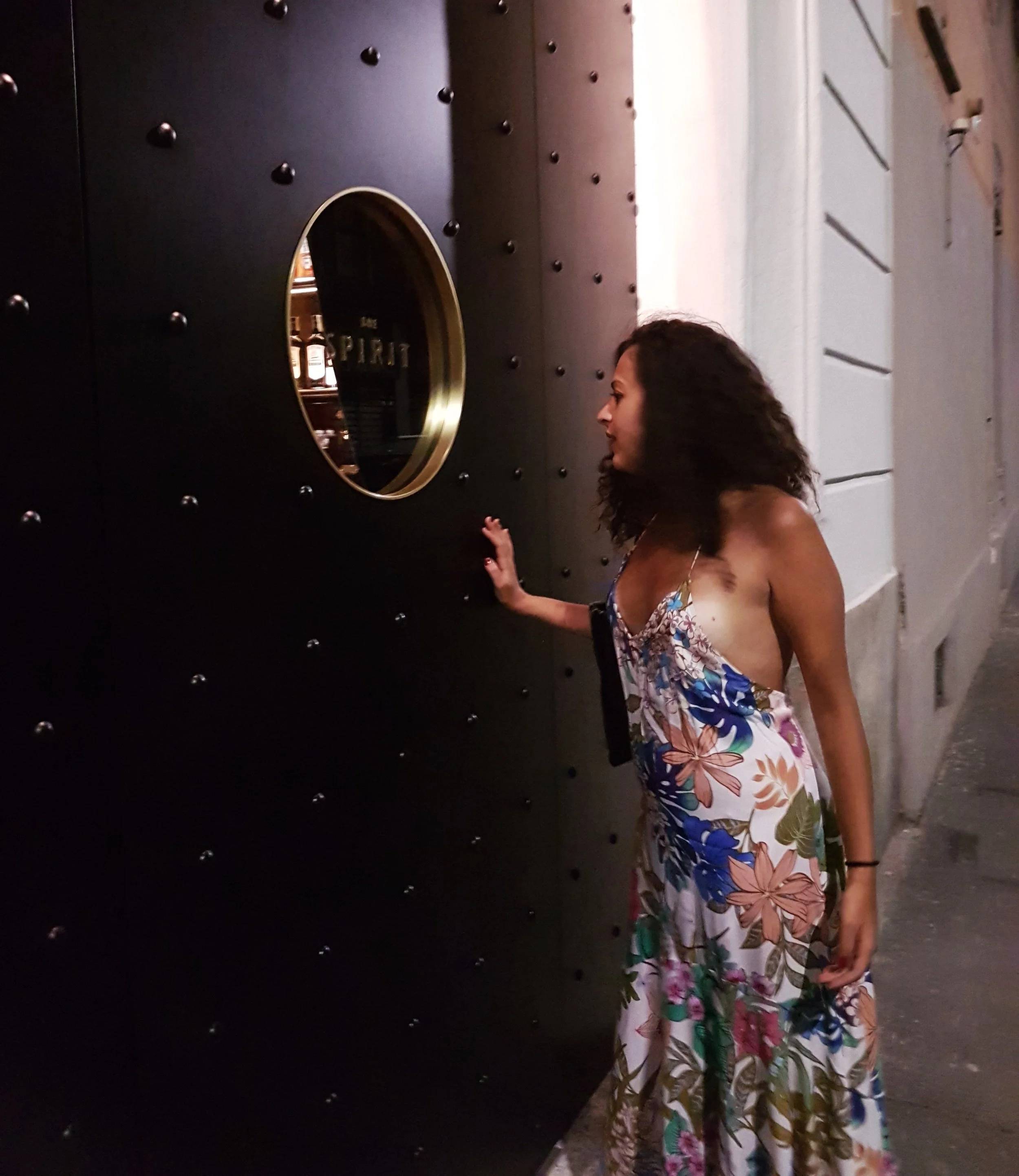 L'oblò in osa si nasconde nel locale. Ce n'è una sul retro (Via Passeroni) e l'altra sulla porta principale (Via Piacenza