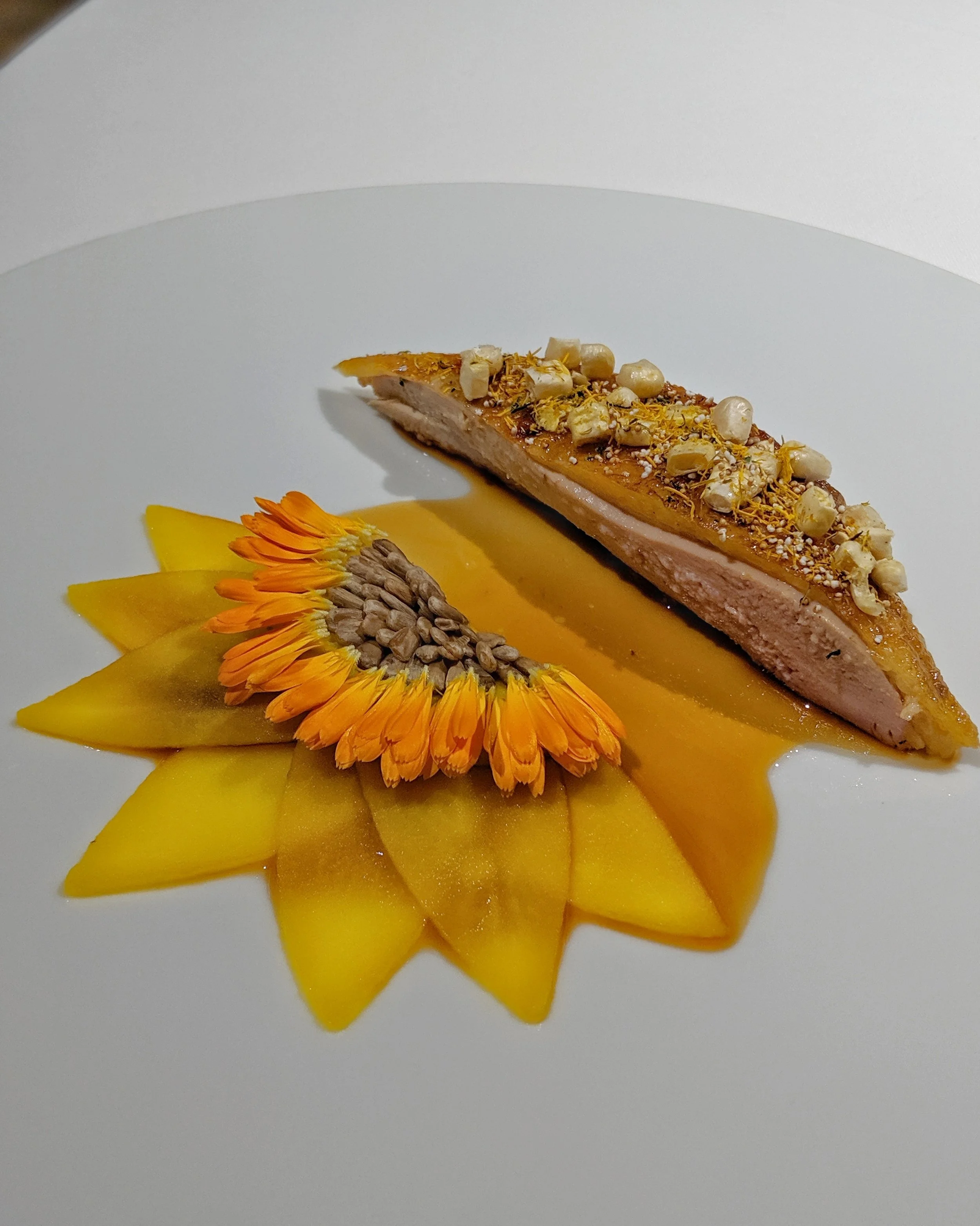 Faraona arrostita al fieno, fiori di tarassaco, popcorn di amaranto; royal di mais, semi di girasole, patate allo zafferano