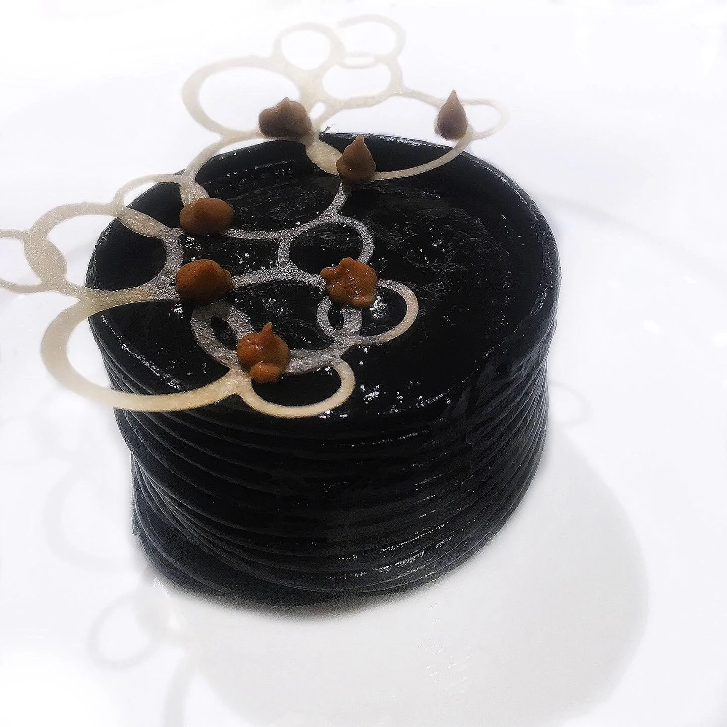 Cannellone di spaghetti Felicetti al nero di seppia, capasanta, spuma di patate, porri e cozze, caviale Naccari Calvisius, chips di corallo