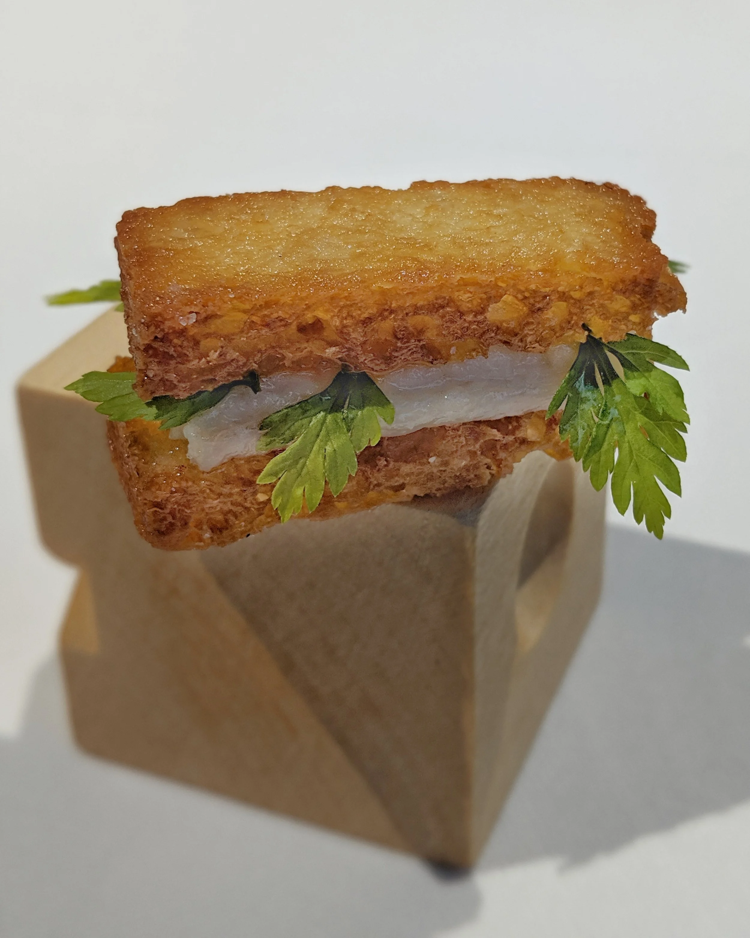 Panino fritto con anguilla, arancia e cerfoglio