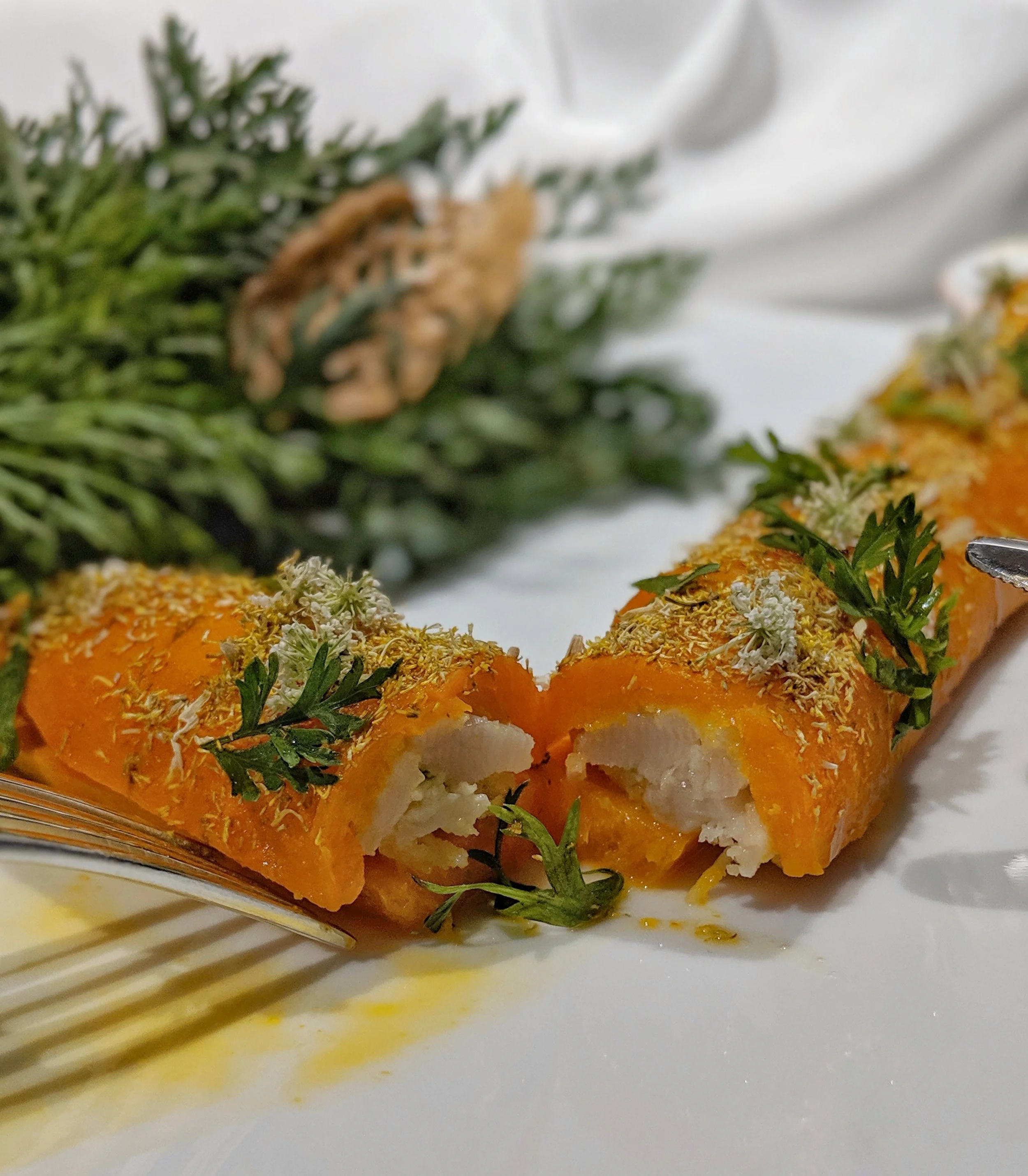 Carota all’arancia, fiori di camomilla e sambuco, lime; ripena di tartare di capasanta e cocco
