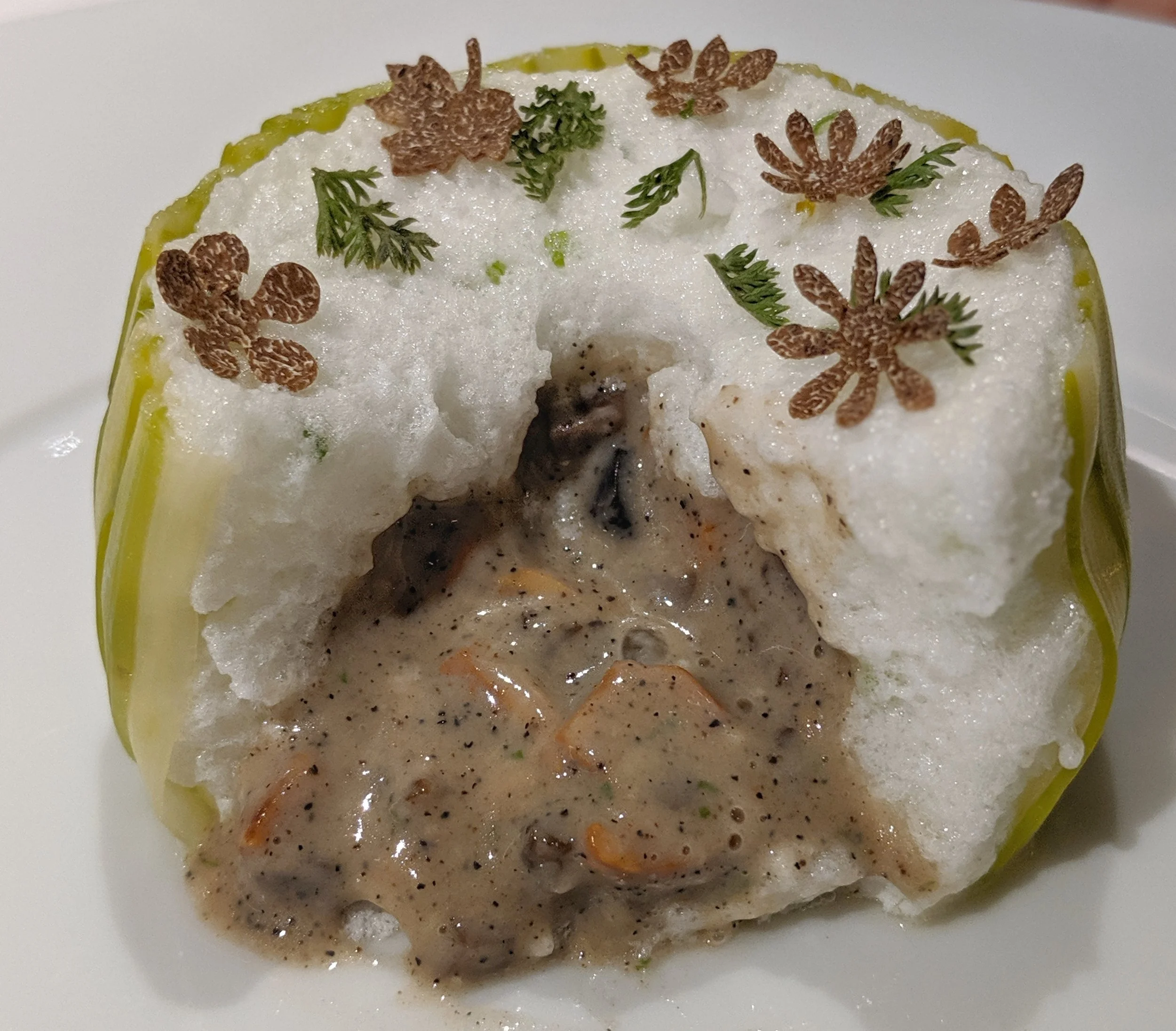 Soufflé di albume e cipollina, asparagi e tartufo estvo nero, besciamella al tartufo, spugnole, finferli e prezzemolo