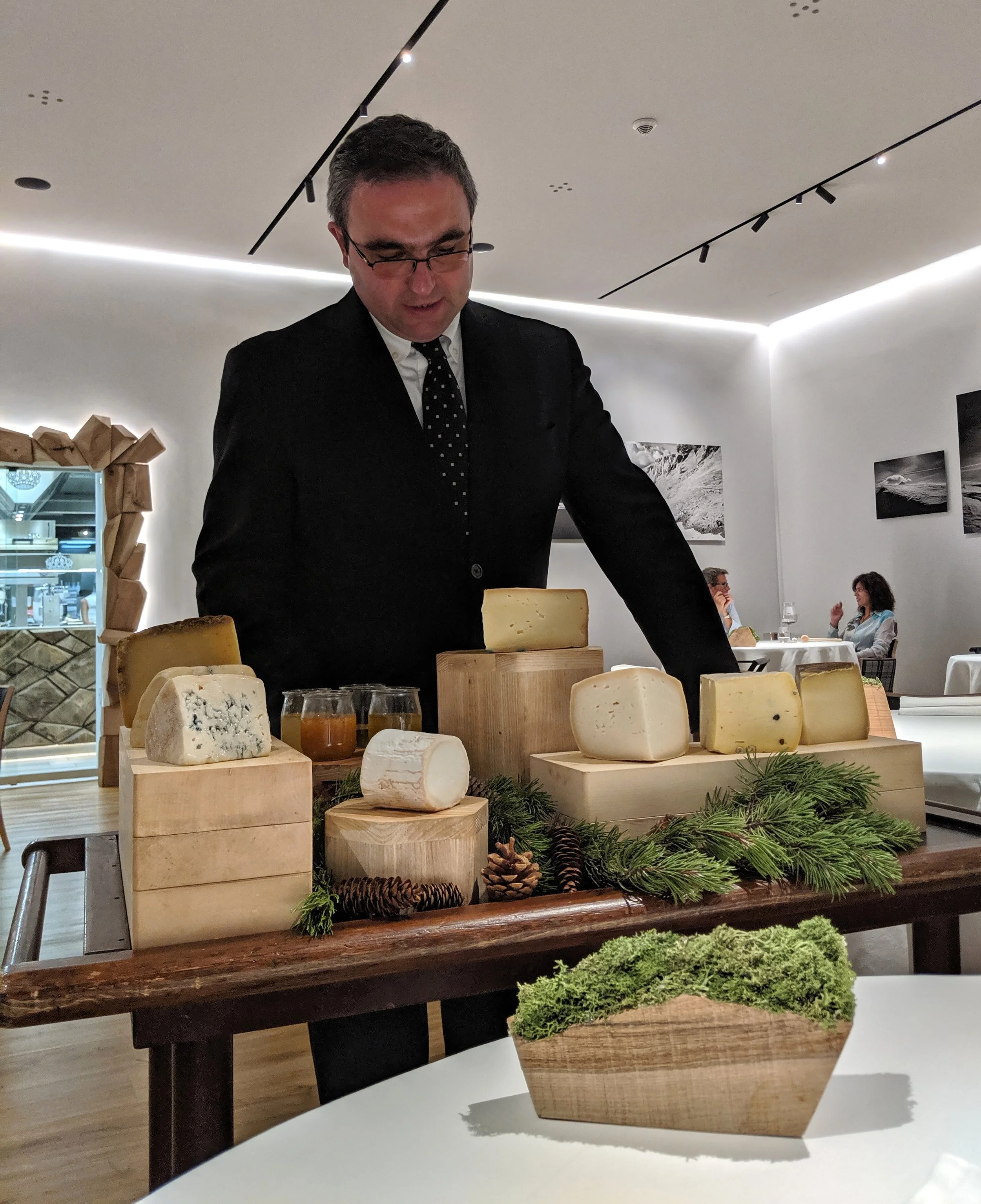 Giorgio Cortucci con i formaggi del Petit Royal