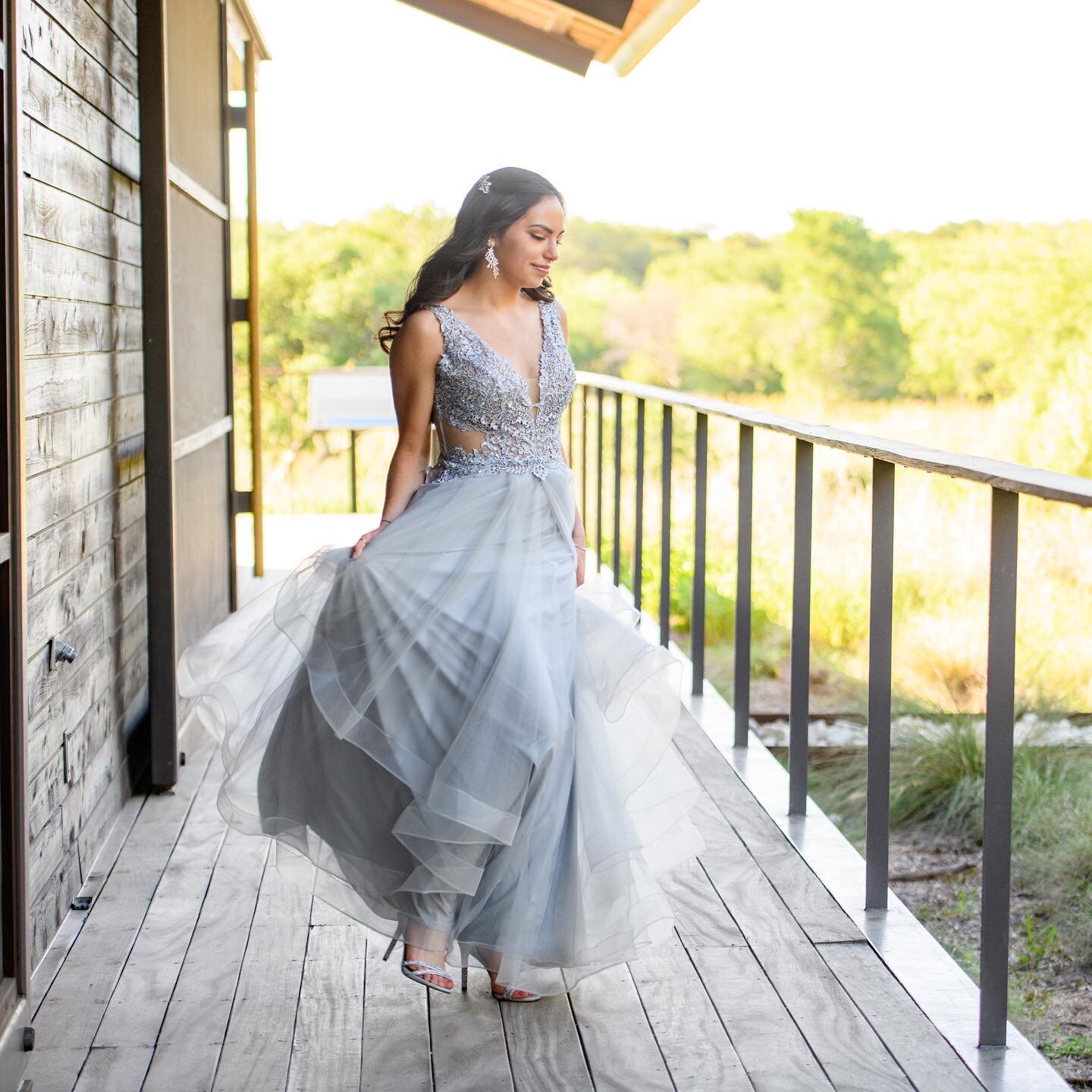Another 2020 senior photoshoot. 2020 graduates couldn&rsquo;t have prom but it doesn&rsquo;t mean we can&rsquo;t still use the dress. Read more in the blog in our website! 
&bull;
&bull;
&bull;
&bull;
&bull;
#prom2020 #seniorphotos #SAsenior #highsch