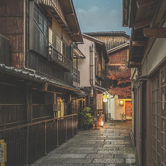 Great news, we&rsquo;re finally out of Austria (for now 😄). In today&rsquo;s virtual #walkwithfuus vacation, I&rsquo;m taking you to Kyoto, Japan and their beautiful traditional homes known as kyo-machiya. Many of these long, narrow wooden townhomes