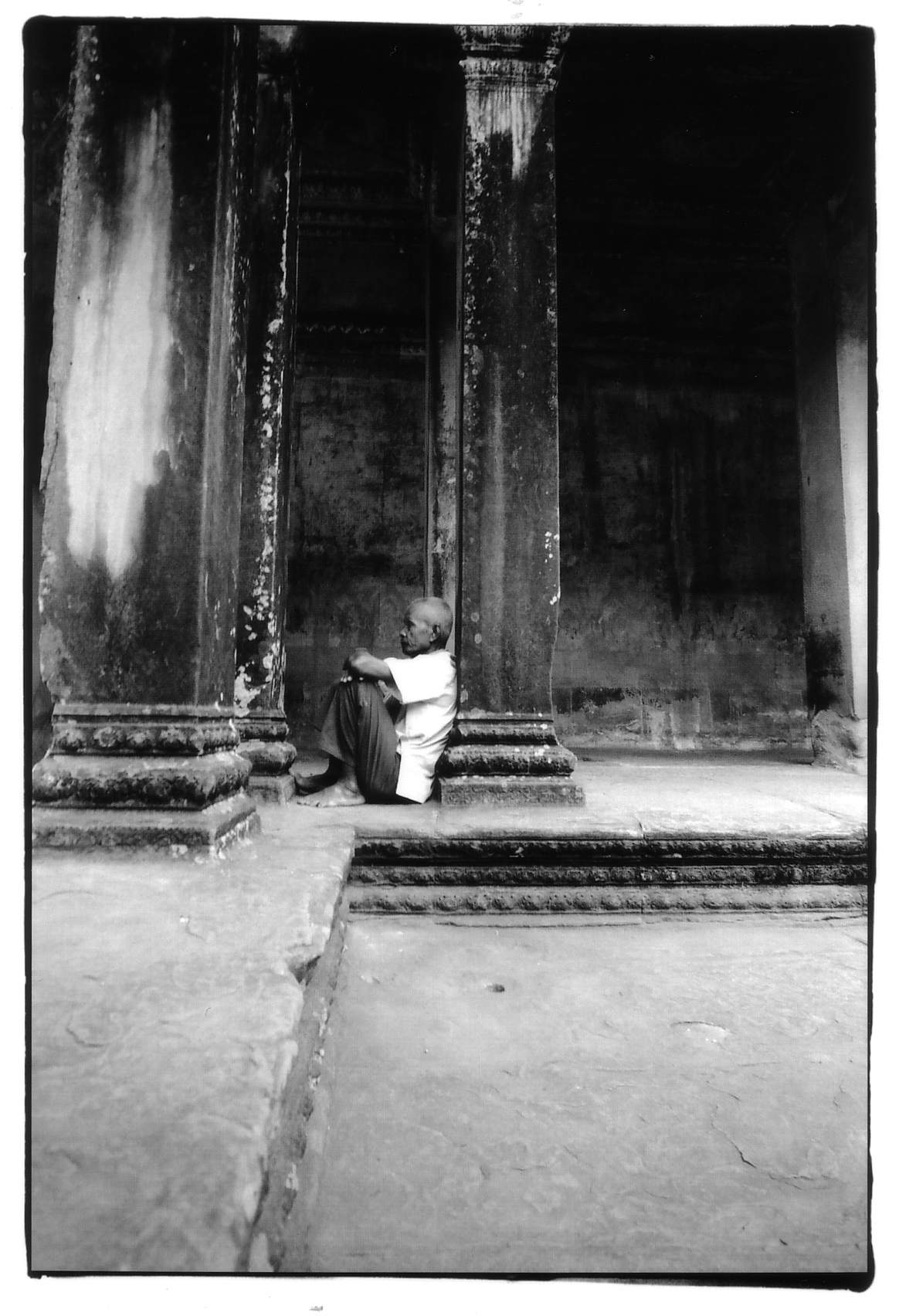 Angkor_Wat_Old_Man_Sitting.jpg