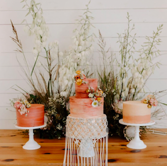 Featured on @greenweddingshoes; Cake by @feathersandfrostingatx; Photo by @peytonrbyford