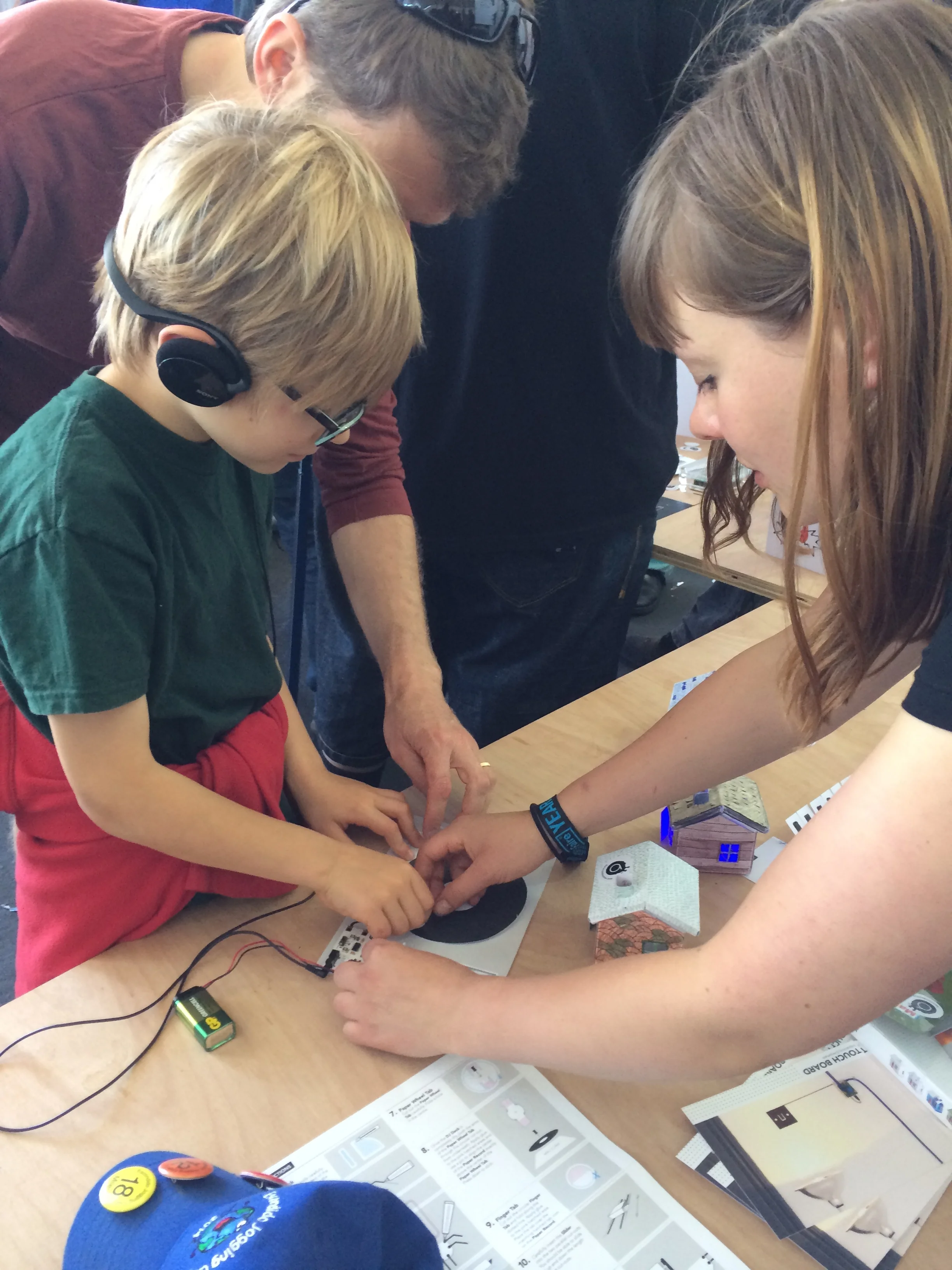 Grace from Bare Conductive helped Elliot do some mixology on a paper DIY turntable