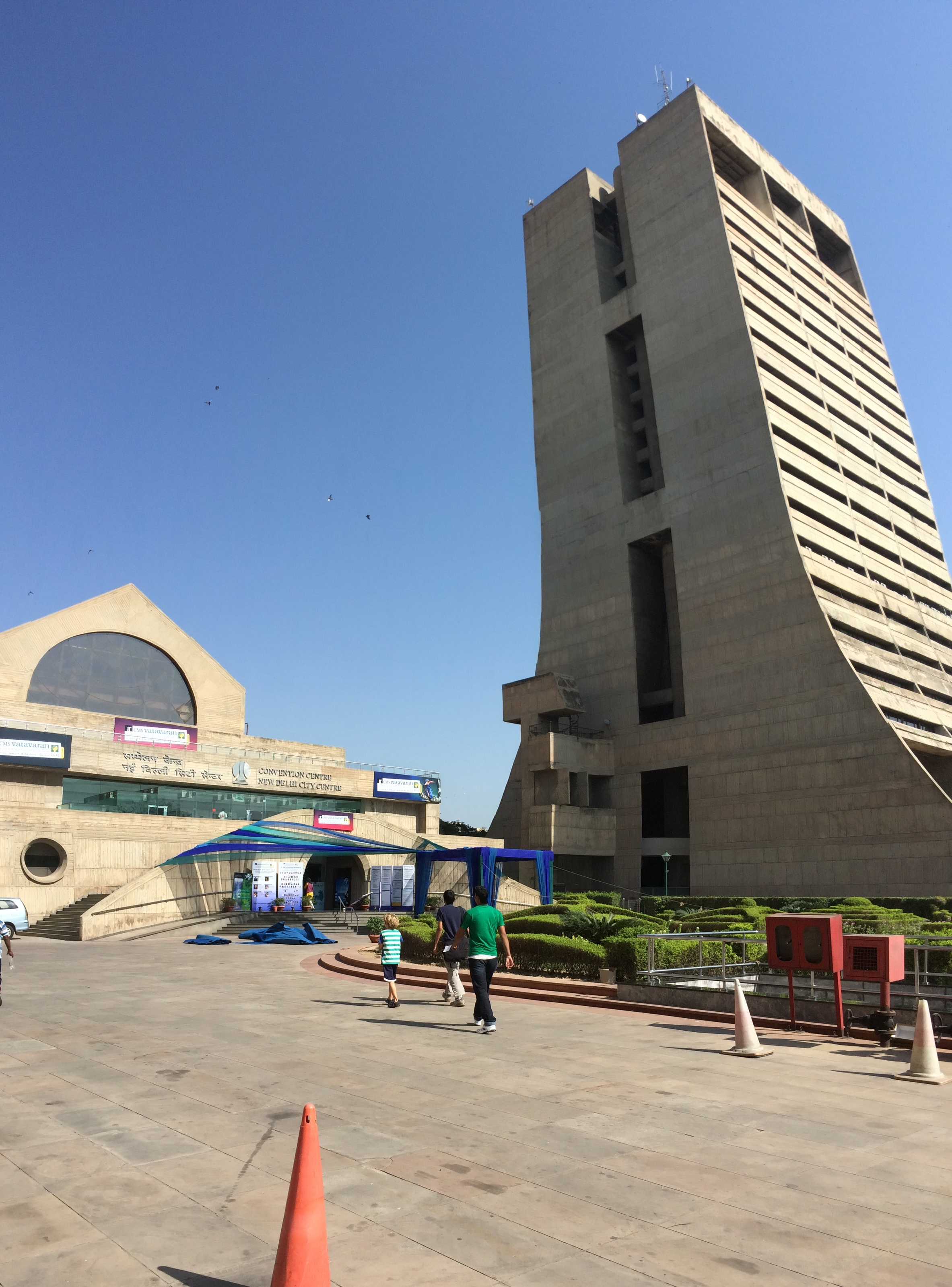 Elliot and Naveen head into the 2015 CMS Vatavaran Festival at the New Delhi Convention Centre