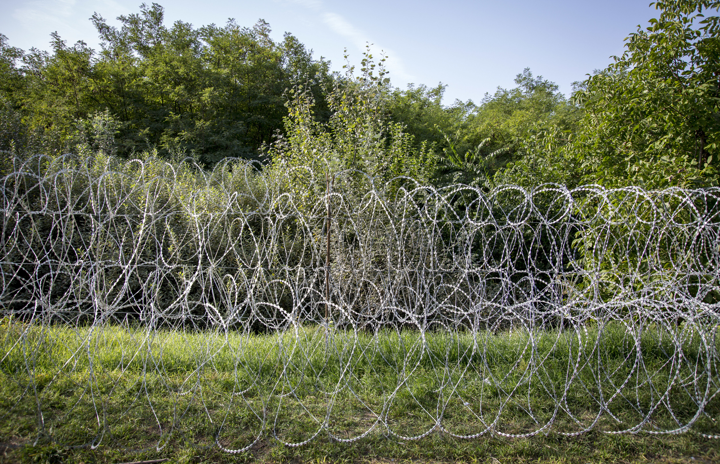 Closer to the official border crossing is only used barbed wire to keep refugees out.