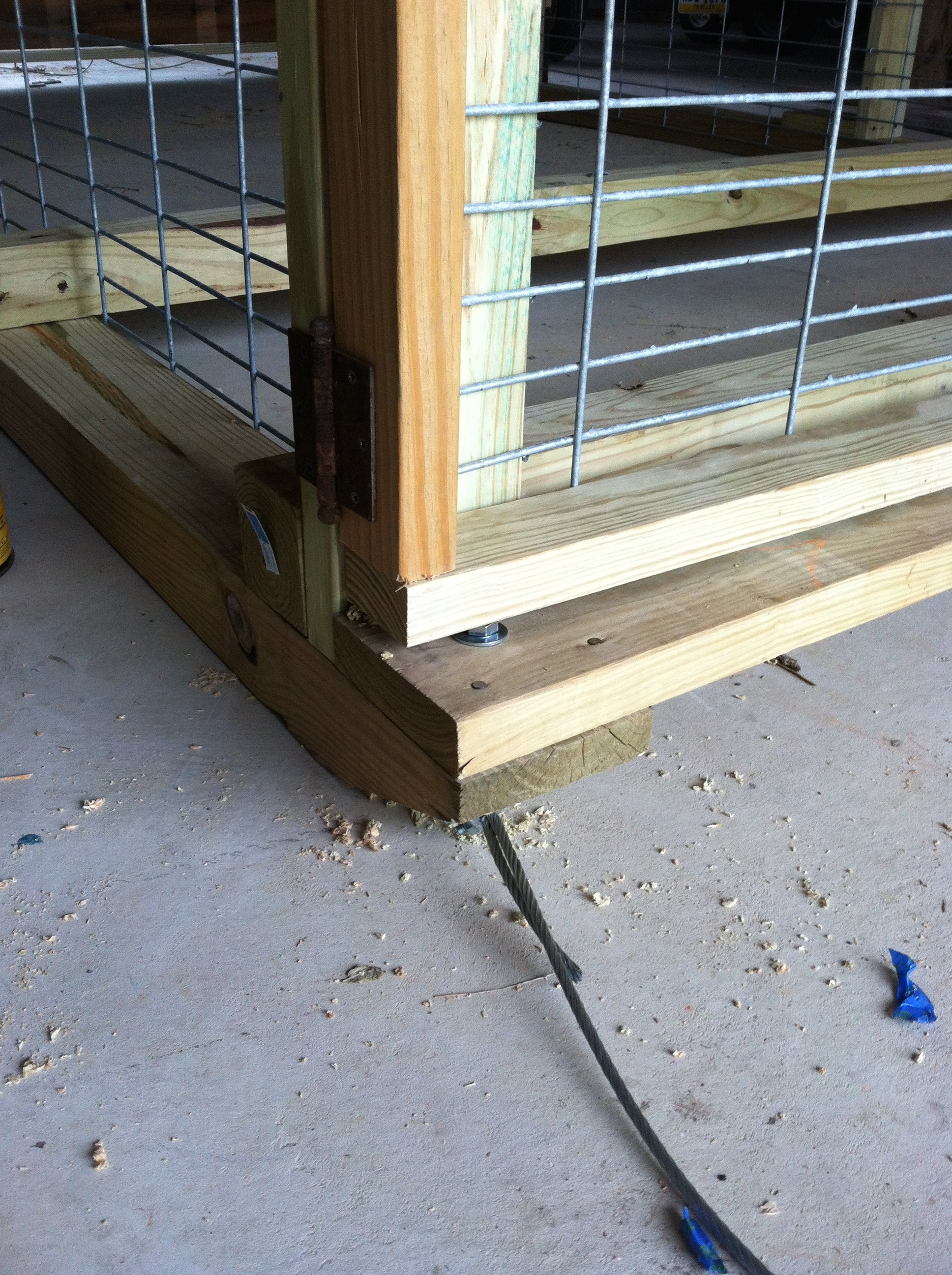 This is the gate end. The shelter end cables attach on the top of the cross piece.