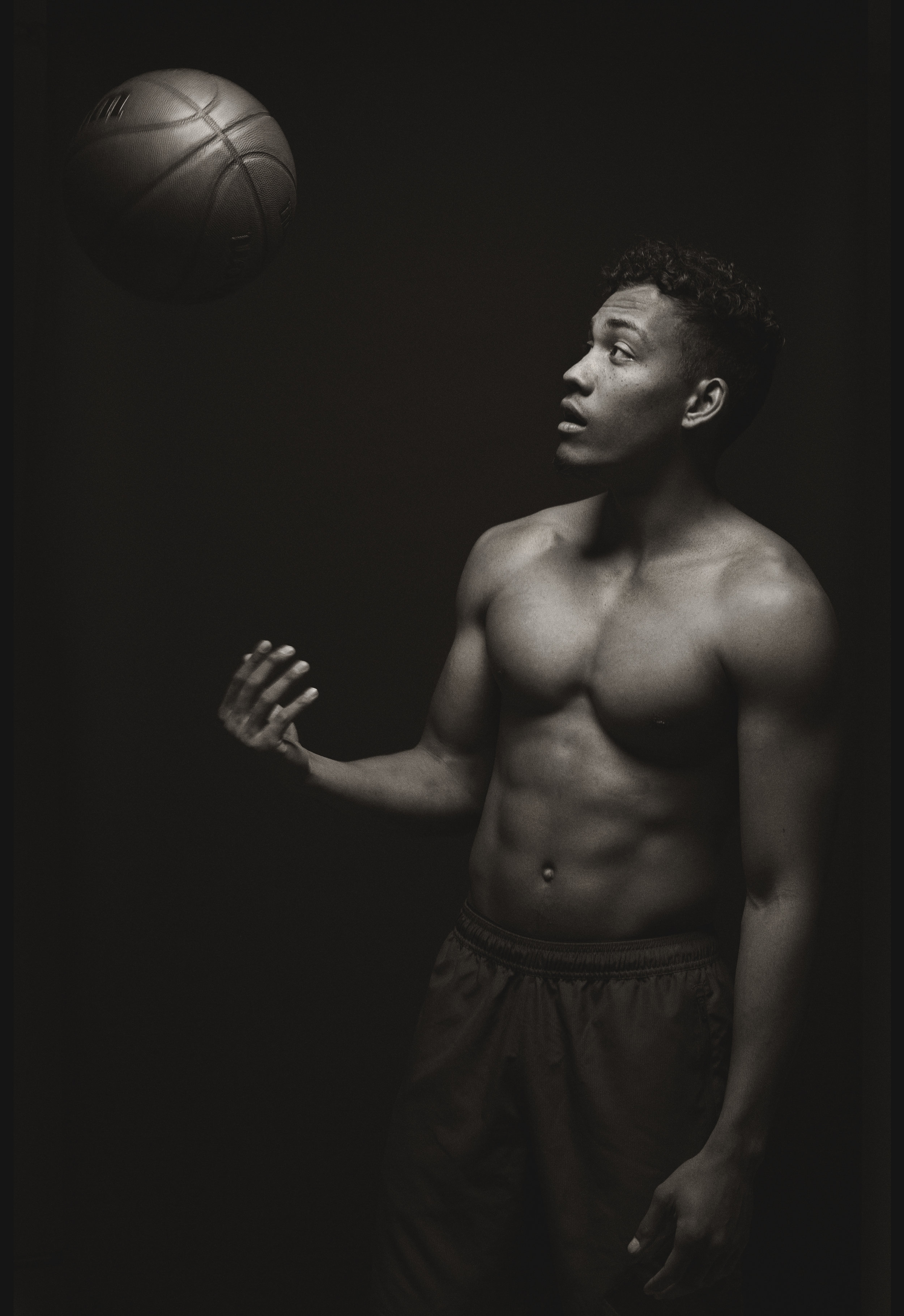 Donovon_BW_Athlete_BBallToss_Portrait_01.jpg