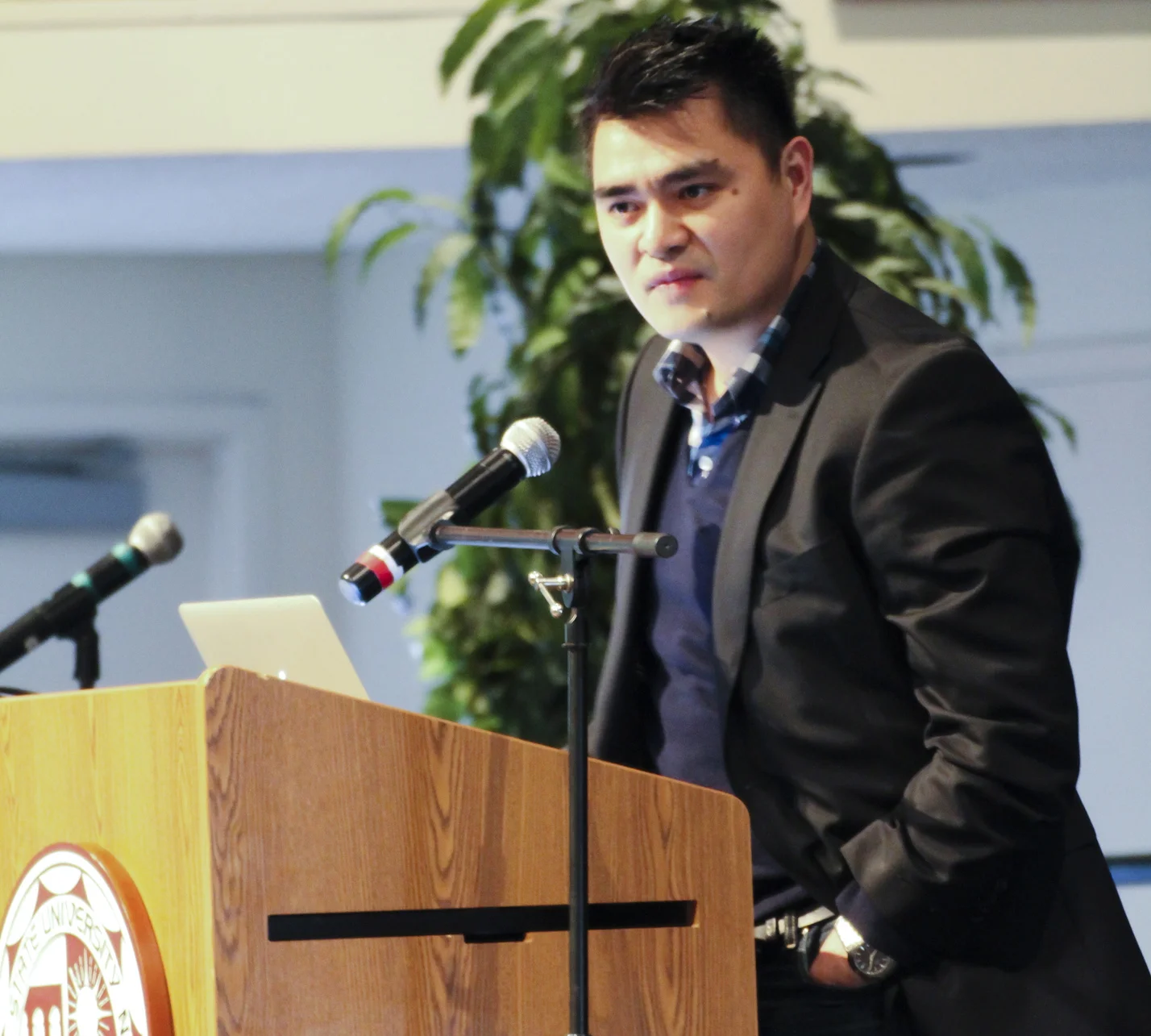 Periodista filipino, José Antonio Vargas, narra su experiencia y
presenta su campaña “Define American” en CSUN. Foto: Karla Henry/ El
Nuevo Sol.