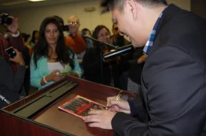 José Antonio Vargas firmando la portada de la revista TIME, donde
publicó su artículo: “Somos estadounidenses” (We Are Americans). Foto:
©Virginia Bulacio/El Nuevo Sol.