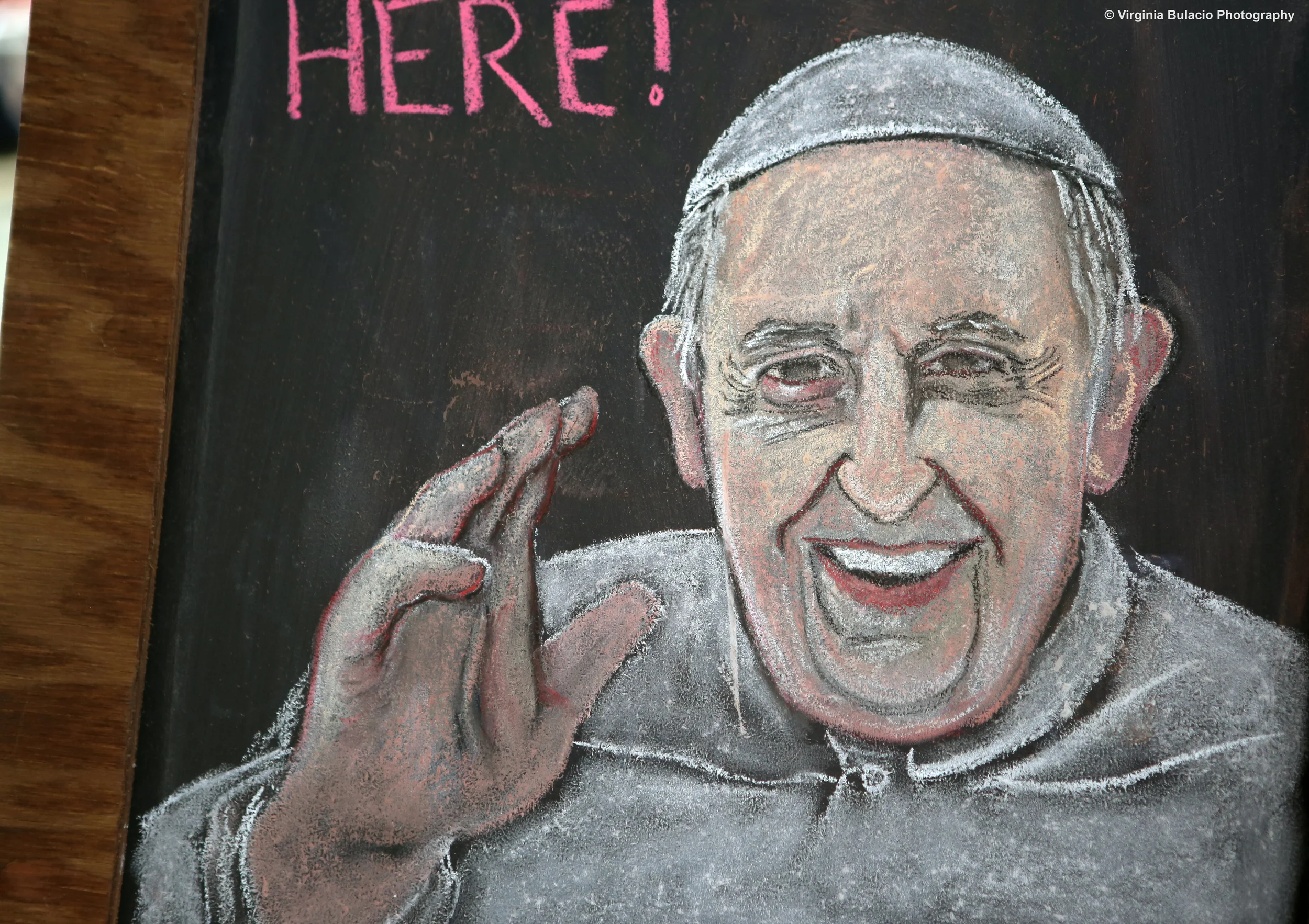 El retrato del Papa Francisco saludando estaba en una de las estaciones donde los voluntarios recibían a los visitantes en el Festival de las Familias, en Filadelfia. 