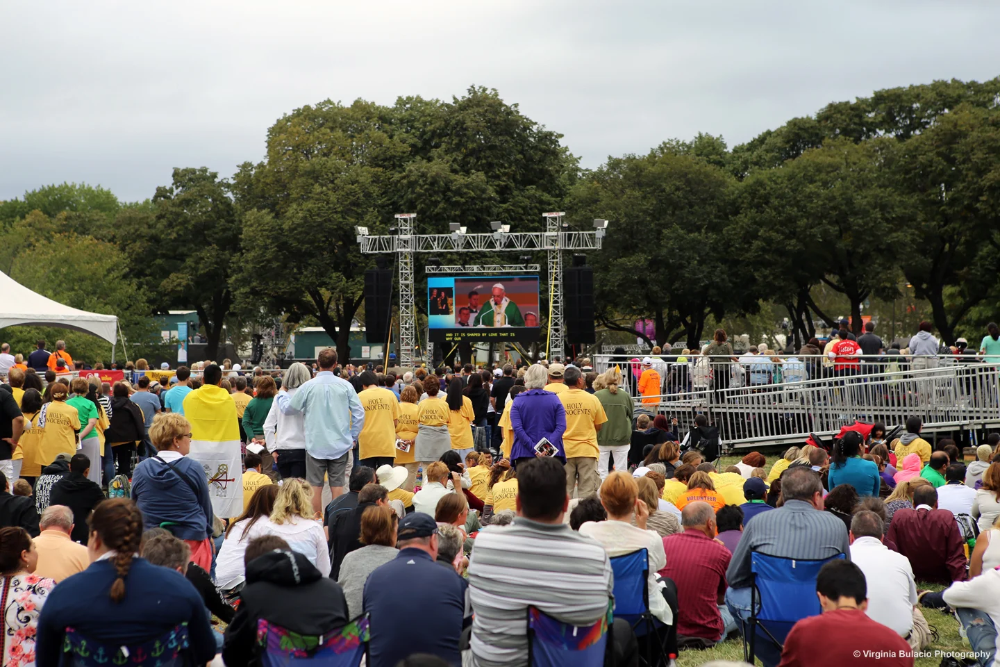 “Por eso, nuestras familias, nuestros hogares, son verdaderas Iglesias domésticas” mencionó el papa Francisco durante su misa de clausura del VIII Encuentro Mundial de las Familias en Filadelfia. “Es el lugar propio donde la fe se hace vida y la vida se hace fe”.