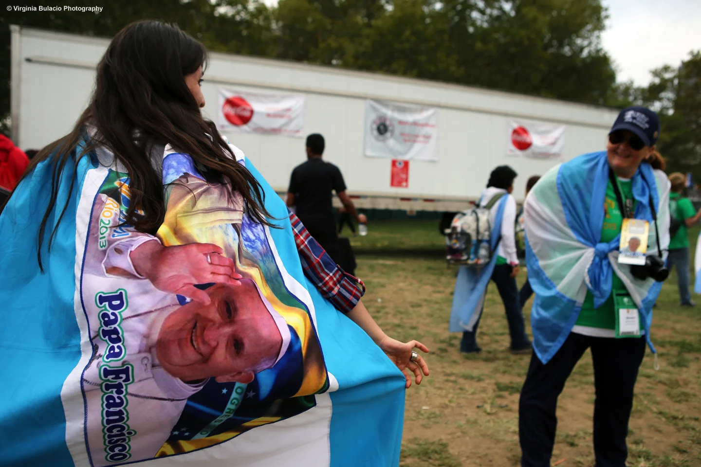 Seguidoras del papa luciendo los colores de la bandera de Argentina. 