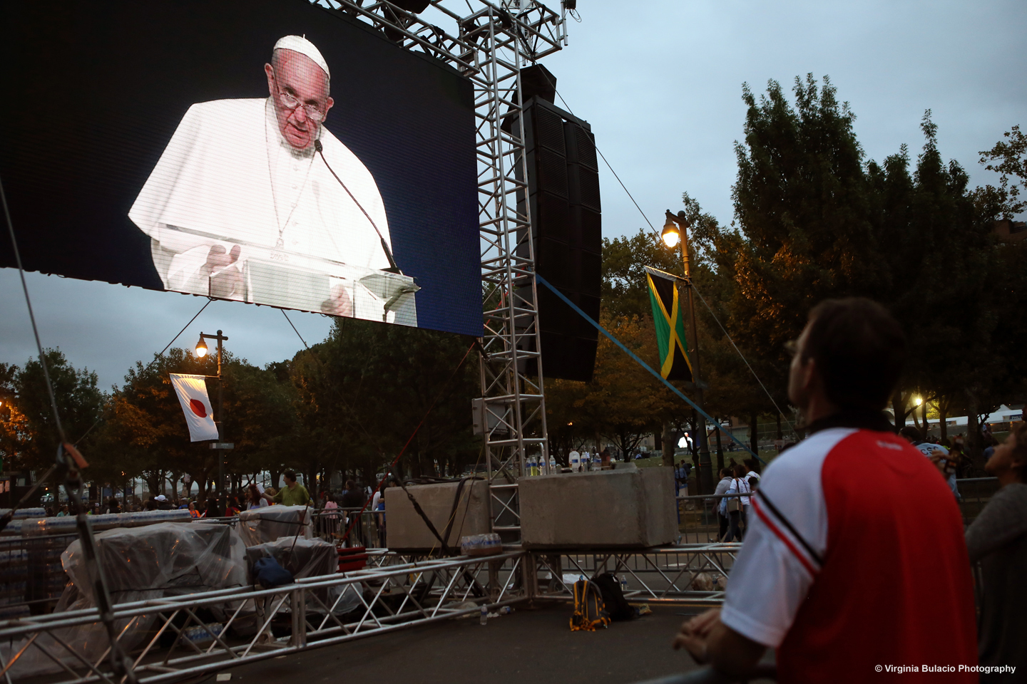  El pontífice argentino agradeció a los organizadores del evento y a los voluntarios. “Los tendré presentes en mis oraciones a ustedes y a sus familias, y les pido, por favor, que recen por mi” finalizó el papa Francisco. “Que Dios los bendiga. ¡Que 