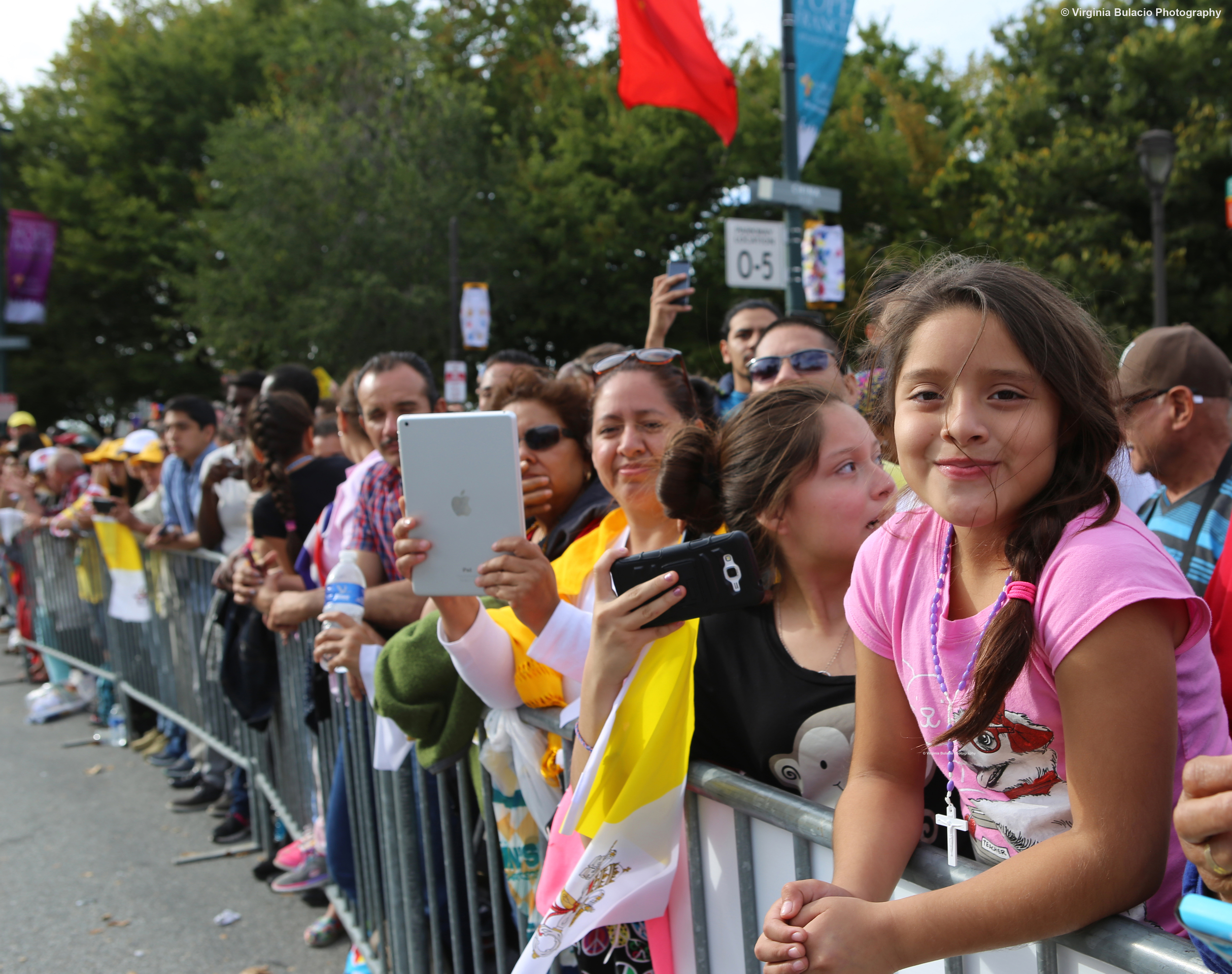  Miles de familias se reunieron en Benjamín Franklin Parkway, en Filadelfia para saludar a el papa Francisco.&nbsp;  