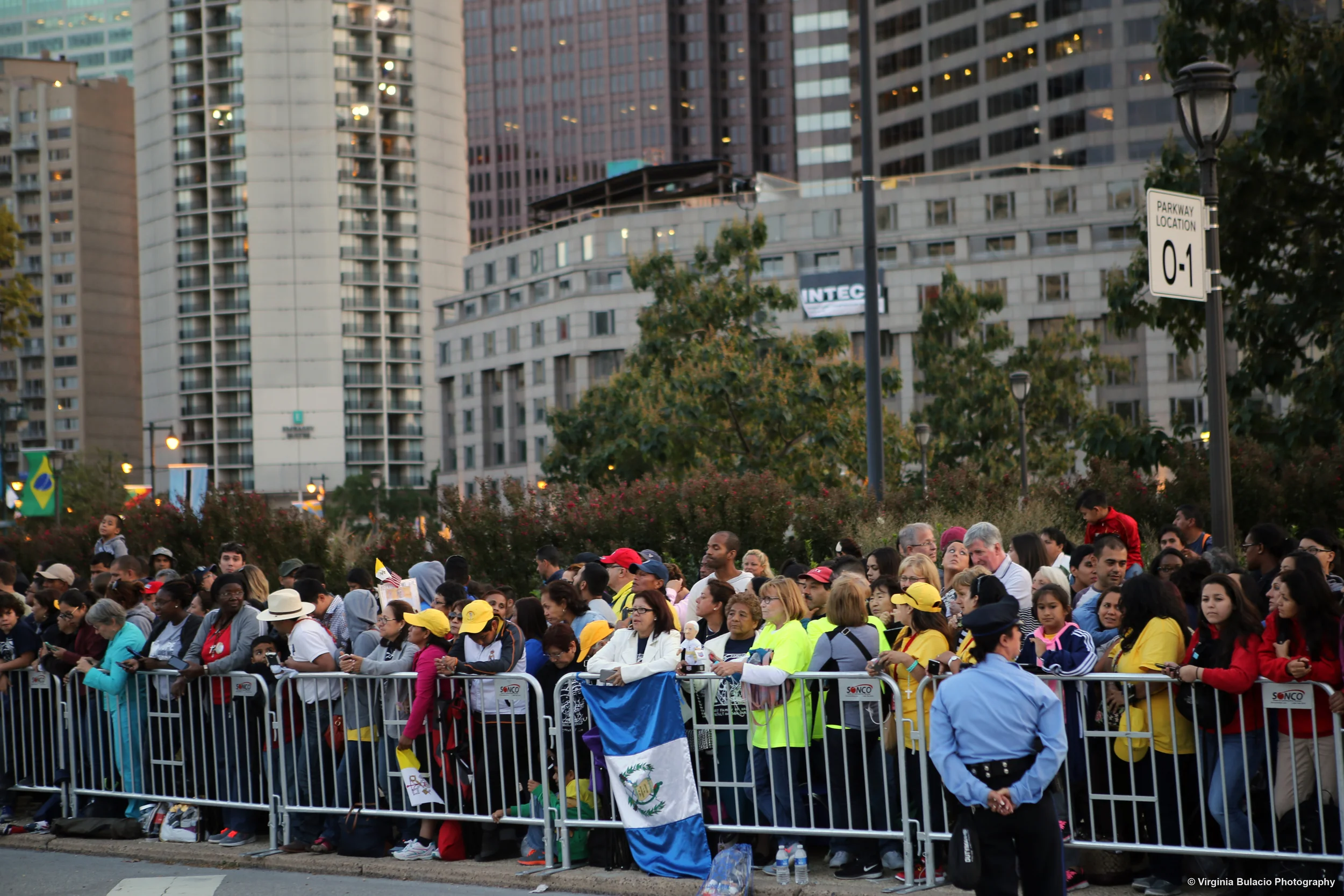 Visitantes esperando a saludar a el papa Francisco en el Benjamin Franklin Parkway, Filadelfia. 